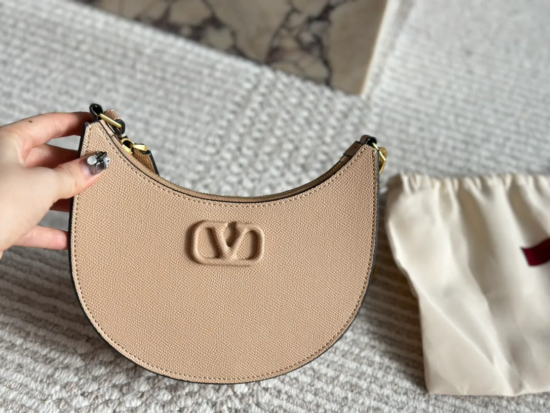 P350 Folding gift box Valentino Valentino Loco A must-have for beautiful fairies. It’s also so pretty. Hand-held shoulder bag Unlocks fashion charm. Can be salty or sweet. The most beautiful girl on the street. Size 20 13cm