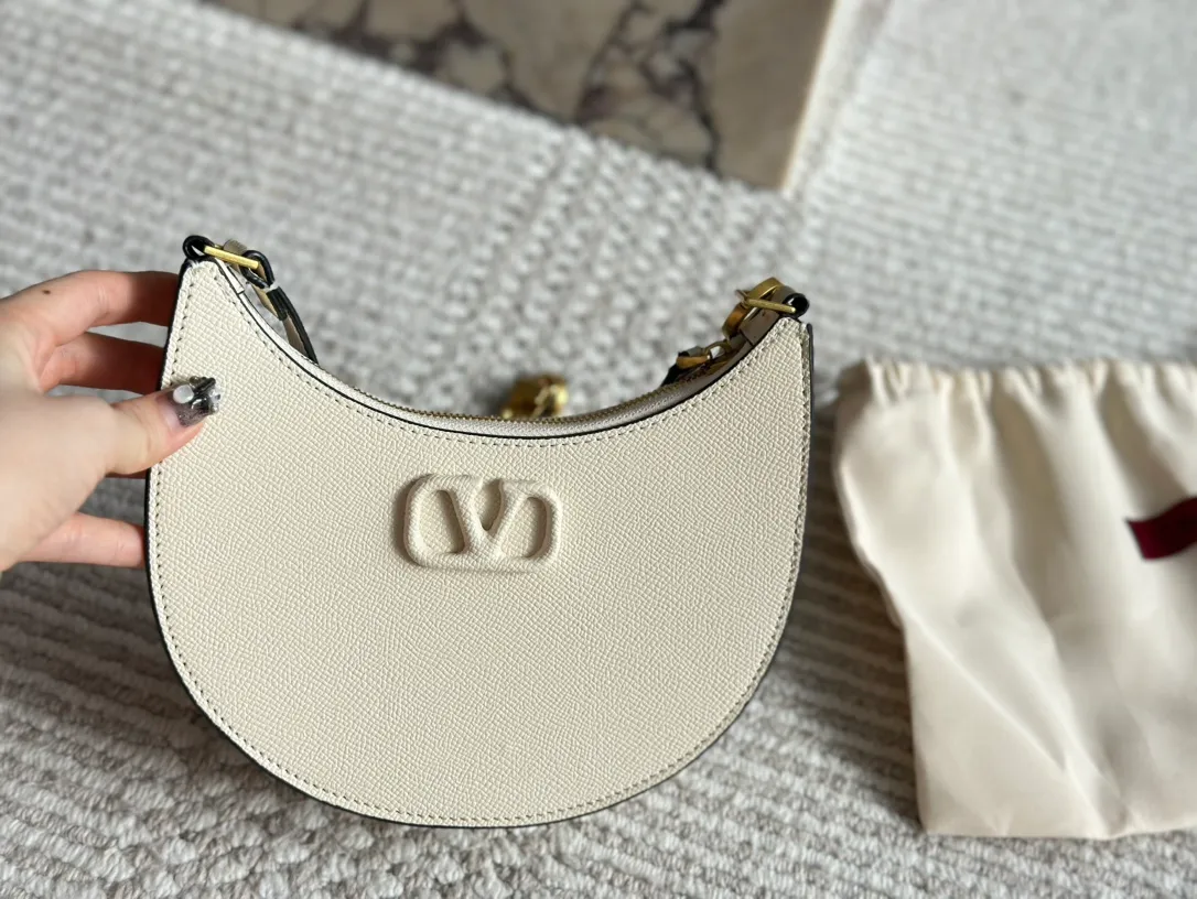 P350 Folding gift box Valentino Valentino Loco A must-have for beautiful fairies. It’s also so pretty. Hand-held shoulder bag Unlocks fashion charm. Can be salty or sweet. The most beautiful girl on the street. Size 20 13cm