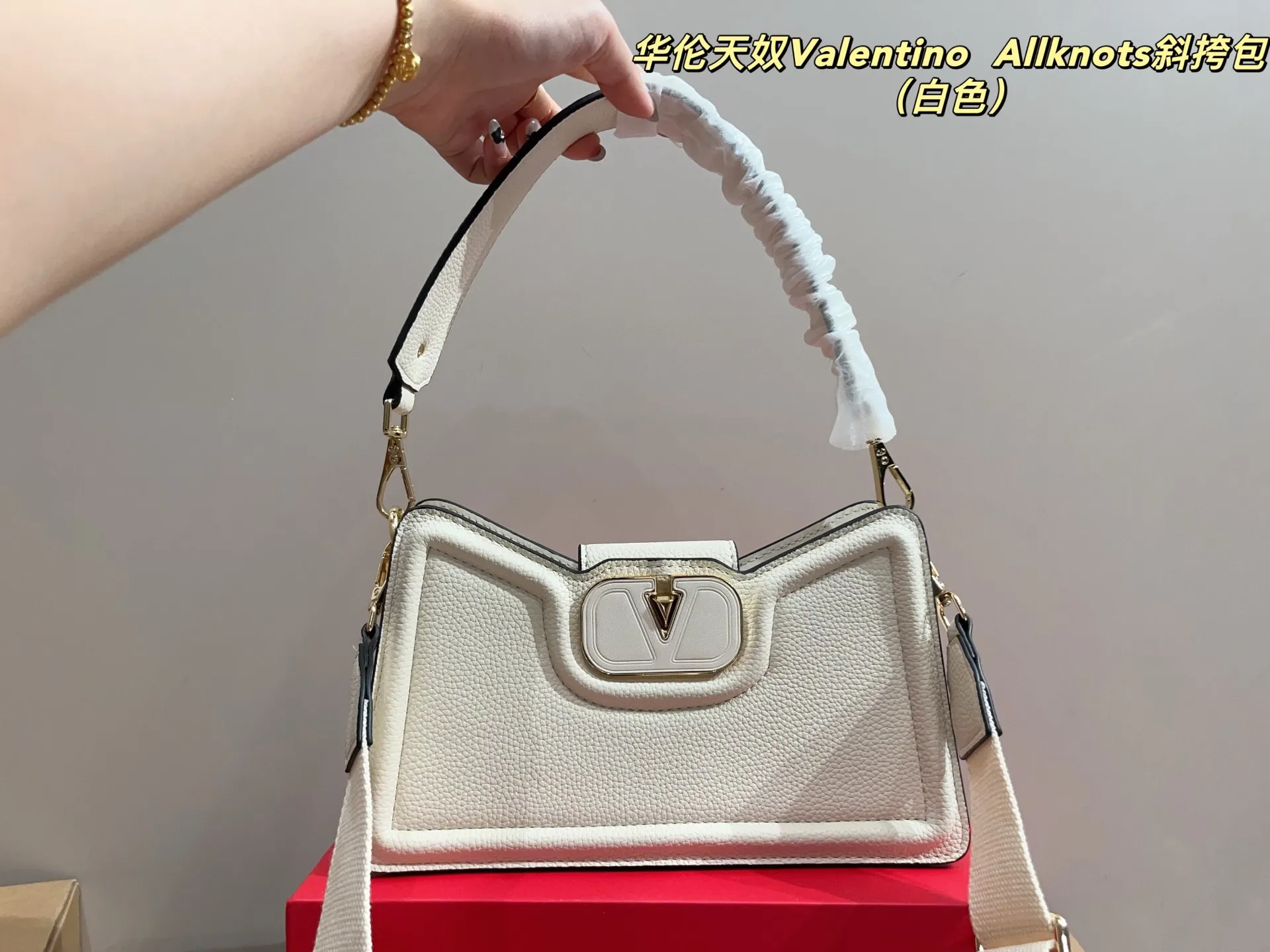 p300 with folding box ⚠️Size 26.11 Valentino Allknots crossbody bag Exquisite and beautiful High-end elegance Very easy to control, no matter the clothes or seasons Can be used all year round