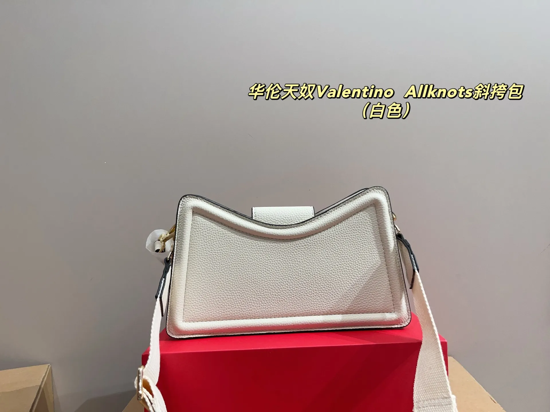 p300 with folding box ⚠️Size 26.11 Valentino Allknots crossbody bag Exquisite and beautiful High-end elegance Very easy to control, no matter the clothes or seasons Can be used all year round