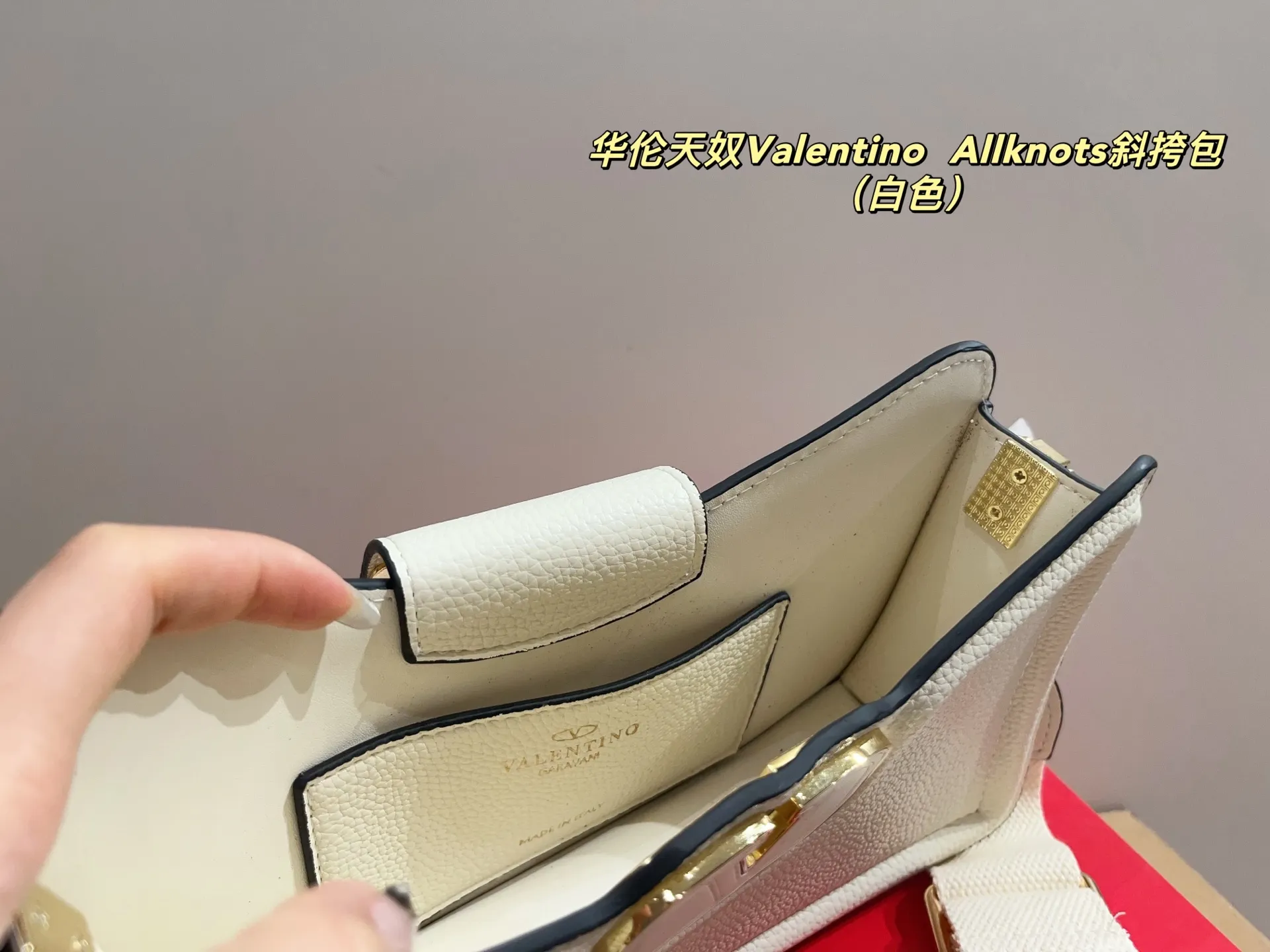 p300 with folding box ⚠️Size 26.11 Valentino Allknots crossbody bag Exquisite and beautiful High-end elegance Very easy to control, no matter the clothes or seasons Can be used all year round