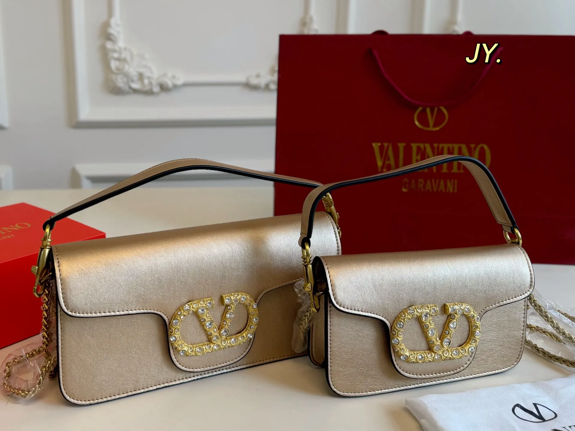 P310 large size P300 small size (folding box) size: 27×13 large size 20×12 small size VALENTINO Valentino chain baguette bag💕 Unique shape and super fashion sense! The large VLogo is studded with rhinestones ✨ Sparkling and charming like gems ❗️ Wear it on your back and easily achieve a high-end look💗