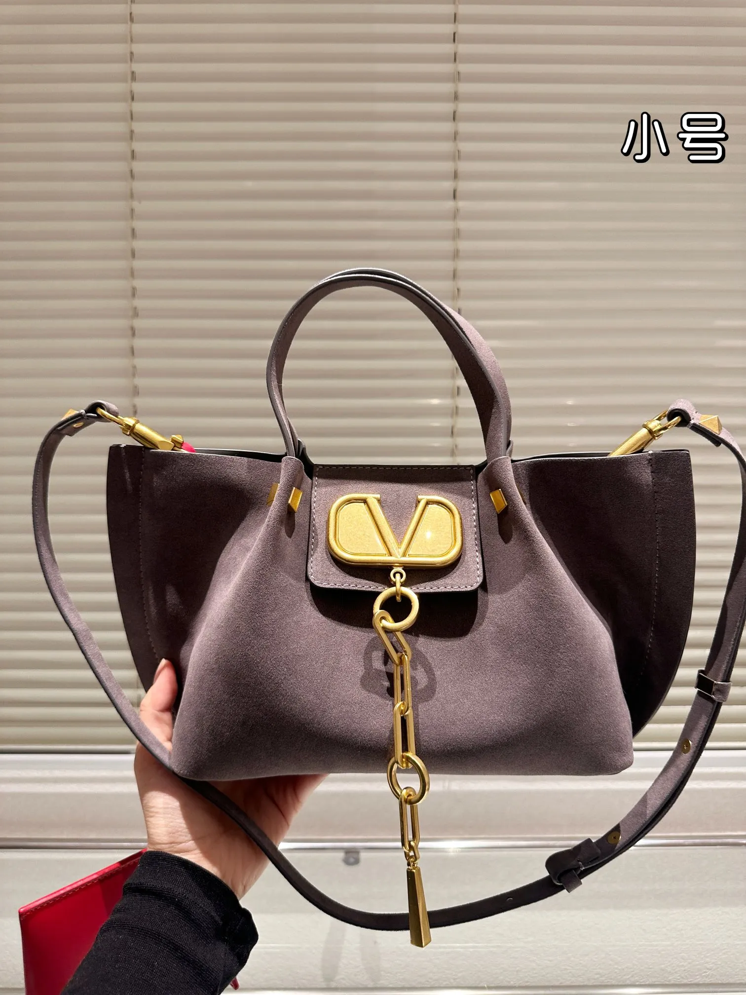 P410 170 Valentino Valentino is a popular model in the counter. Playful and super personality, whoever wears it will look better. Unconcealable foreign style. Exquisite wiring. Color matching is very distinctive. Very versatile and can be matched with daily life. Casual and playful with a little bit of a lady style. It will definitely become a super hot style in the new year, spring and summer. ♥️Size 38 25cm/ 26 19cm