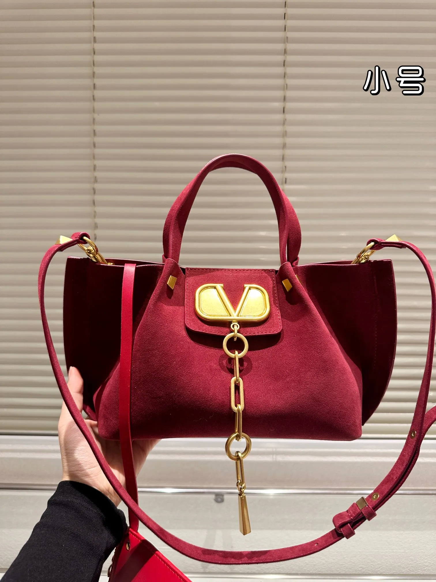 P410 170 Valentino Valentino is a popular model in the counter. Playful and super personality, whoever wears it will look better. Unconcealable foreign style. Exquisite wiring. Color matching is very distinctive. Very versatile and can be matched with daily life. Casual and playful with a little bit of a lady style. It will definitely become a super hot style in the new year, spring and summer. ♥️Size 38 25cm/ 26 19cm