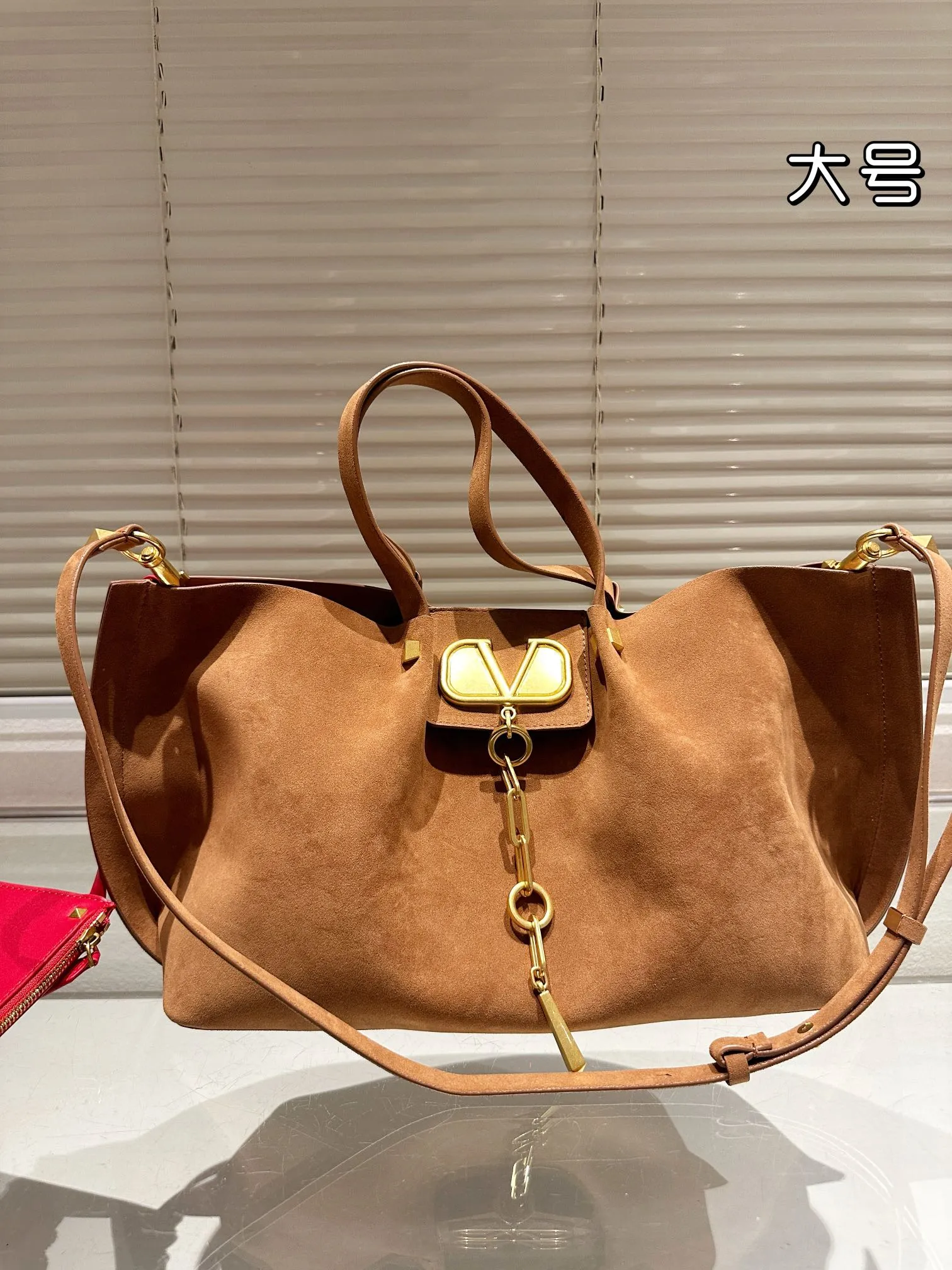 P410 170 Valentino Valentino is a popular model in the counter. Playful and super personality, whoever wears it will look better. Unconcealable foreign style. Exquisite wiring. Color matching is very distinctive. Very versatile and can be matched with daily life. Casual and playful with a little bit of a lady style. It will definitely become a super hot style in the new year, spring and summer. ♥️Size 38 25cm/ 26 19cm