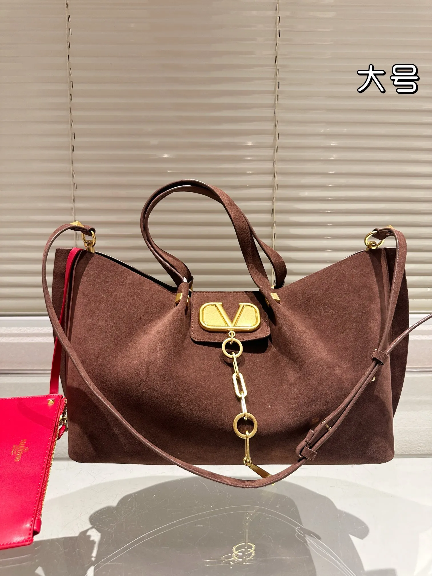 P410 170 Valentino Valentino is a popular model in the counter. Playful and super personality, whoever wears it will look better. Unconcealable foreign style. Exquisite wiring. Color matching is very distinctive. Very versatile and can be matched with daily life. Casual and playful with a little bit of a lady style. It will definitely become a super hot style in the new year, spring and summer. ♥️Size 38 25cm/ 26 19cm