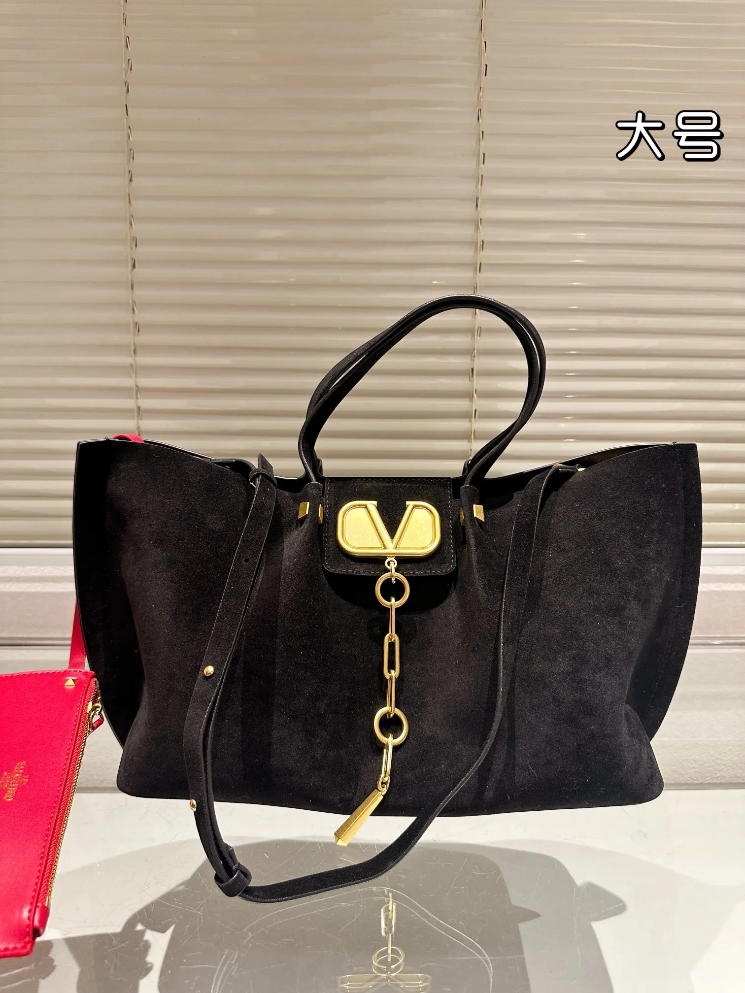 P410 170 Valentino Valentino is a popular model in the counter. Playful and super personality, whoever wears it will look better. Unconcealable foreign style. Exquisite wiring. Color matching is very distinctive. Very versatile and can be matched with daily life. Casual and playful with a little bit of a lady style. It will definitely become a super hot style in the new year, spring and summer. ♥️Size 38 25cm/ 26 19cm