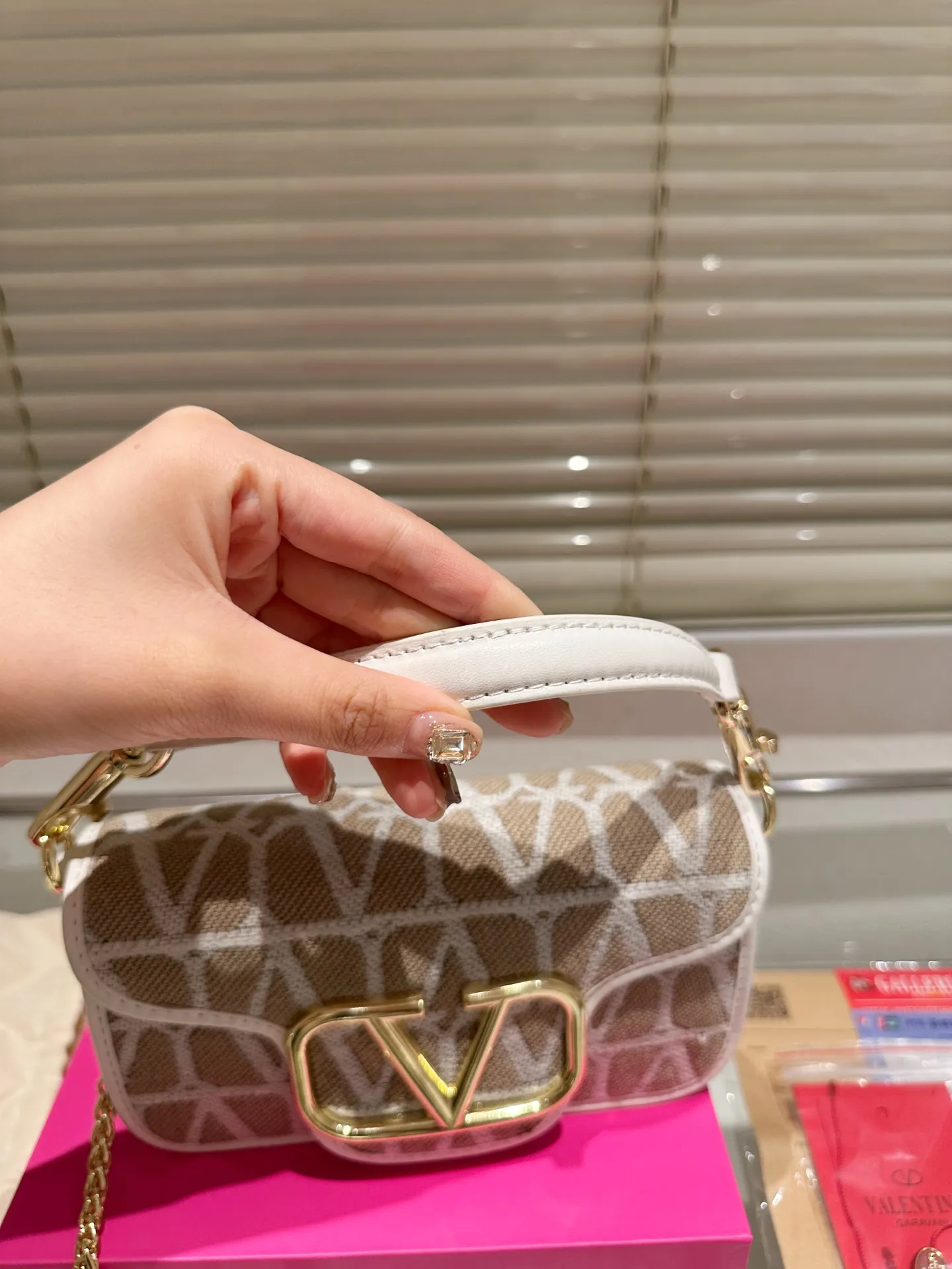 Small P310 folding box ⚠️Size 20.9 Valentino Loco shoulder bag has a high-end feel. This look is very versatile. No matter how you carry it, there is no pressure. Which girl can resist such a beautiful bag?