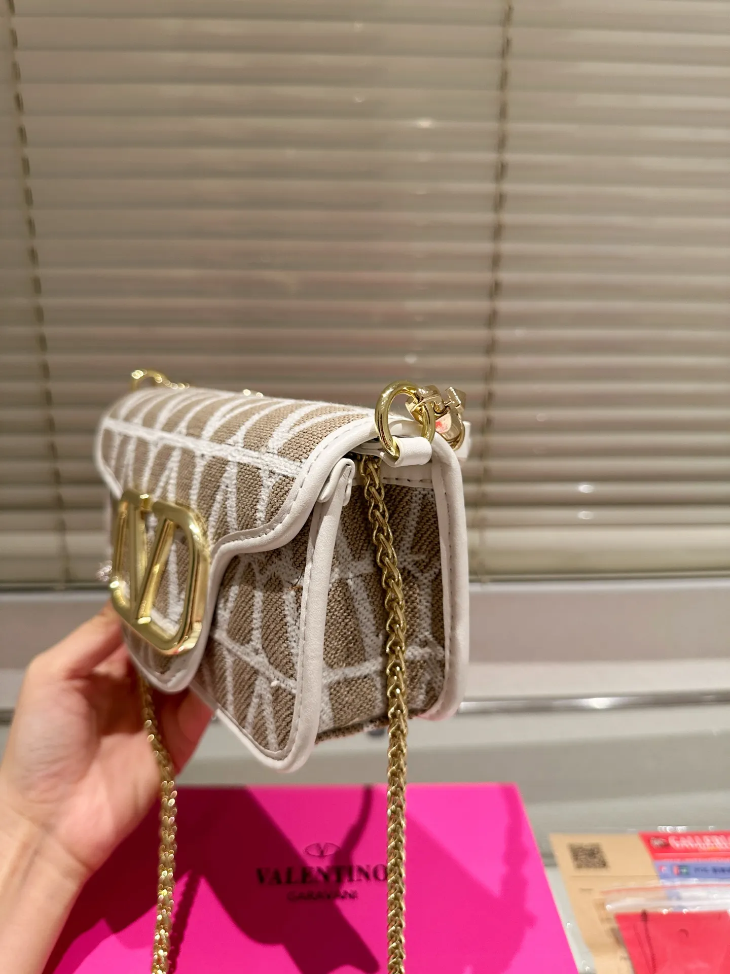 Small P310 folding box ⚠️Size 20.9 Valentino Loco shoulder bag has a high-end feel. This look is very versatile. No matter how you carry it, there is no pressure. Which girl can resist such a beautiful bag?