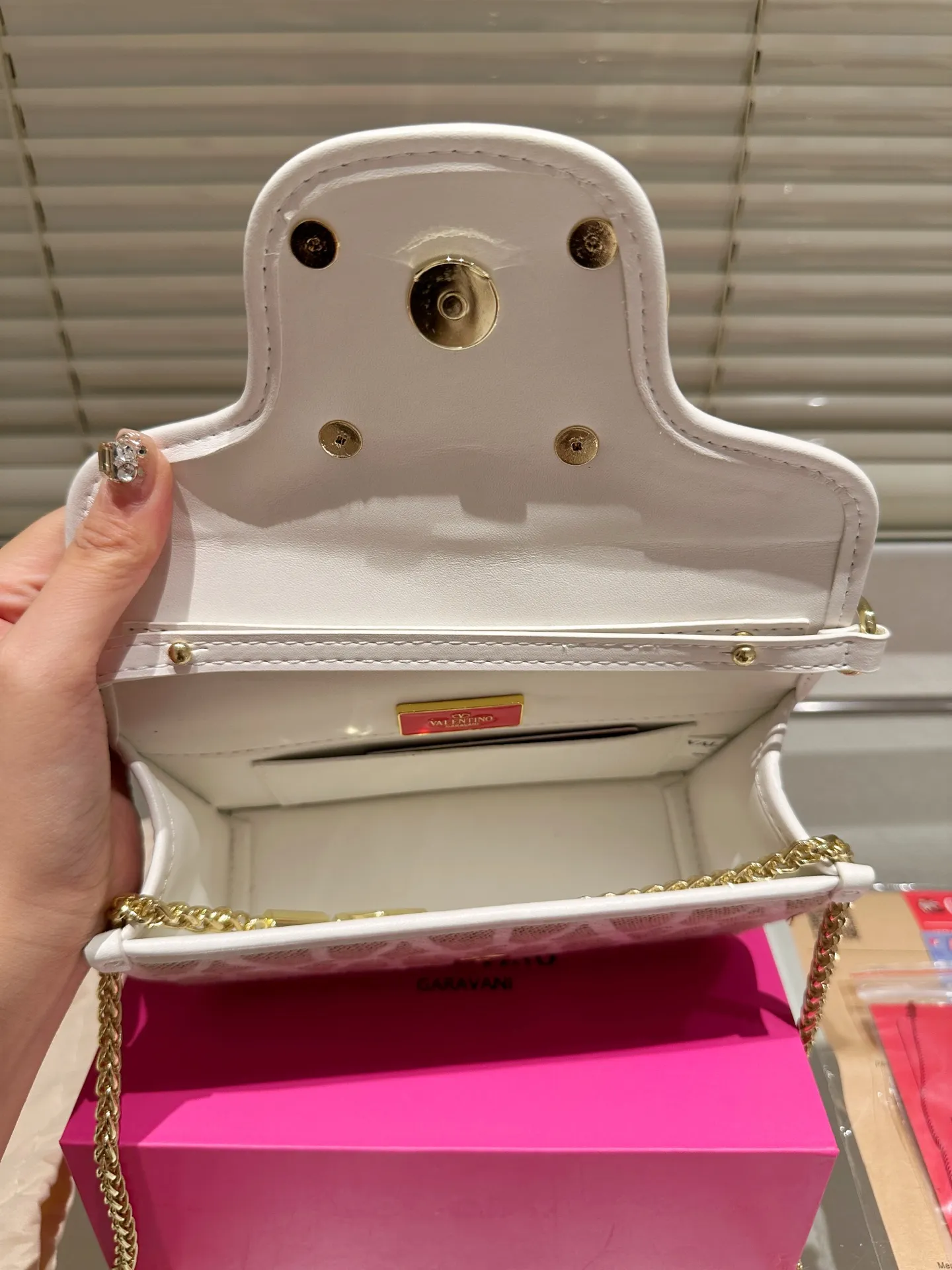 Small P310 folding box ⚠️Size 20.9 Valentino Loco shoulder bag has a high-end feel. This look is very versatile. No matter how you carry it, there is no pressure. Which girl can resist such a beautiful bag?