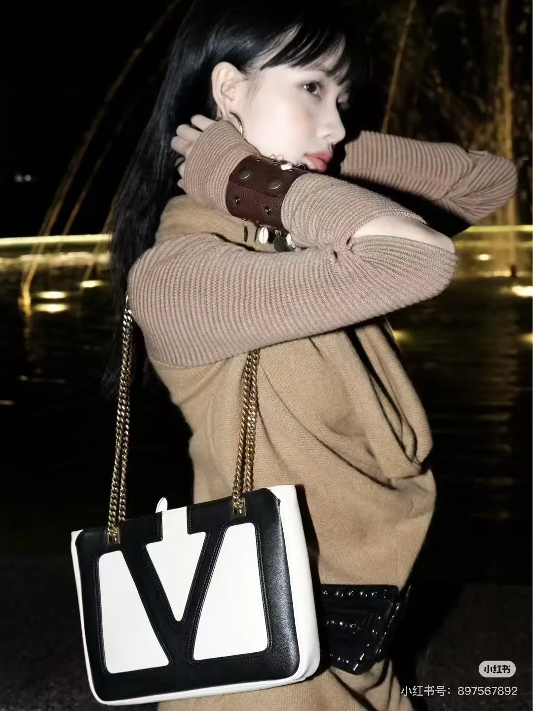 p260 Valentino Valentino ⚠️ Comes with box ⚠️ Size 28*18 VivaSuperstar meets your various needs. Its capacity is amazing. It looks flat, but it can hold a laptop. It breaks the shape of the traditional tote bag. It is made of soft lambskin, delicate and soft, and the bag body is light.
