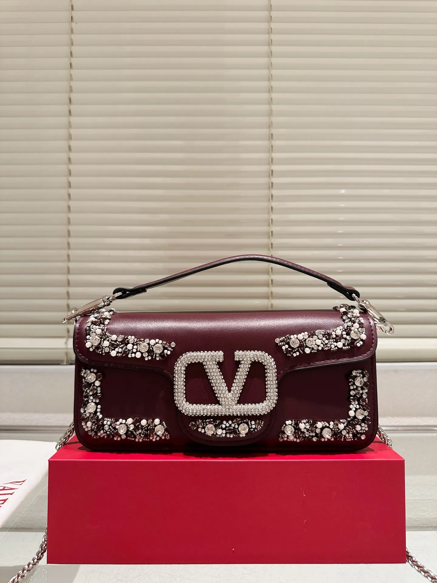 Large P410 Folding Box ⚠️Size 26.11 Valentino Loco Shoulder Bag Overflowing with Sophistication This Look Is Very Versatile No matter how you carry it, you won’t feel any pressure. Which girl can resist such a beautiful bag?