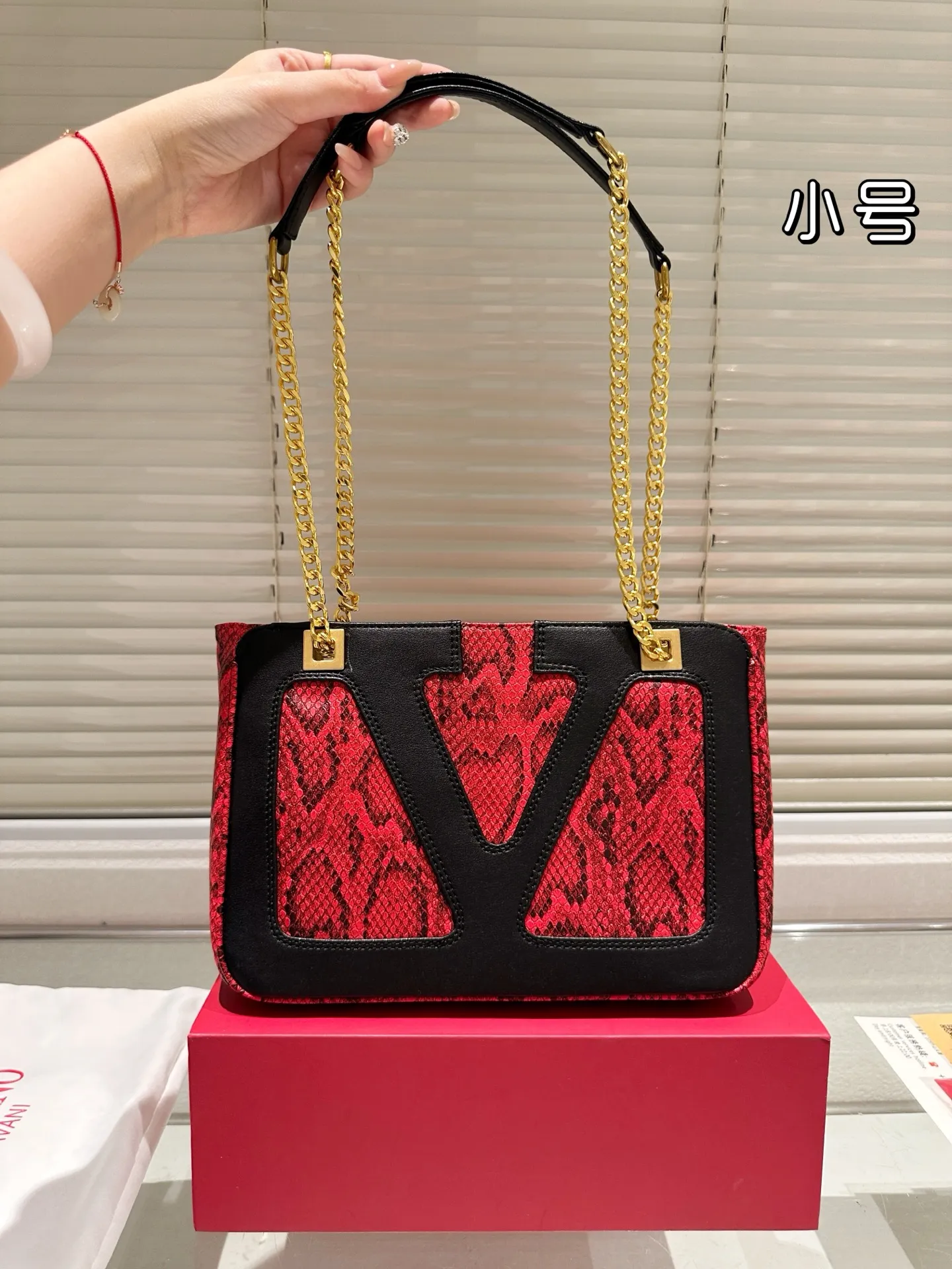 P370 Comes with gift box 🎁 Valentino VALENTINO Women’s Tote Bag Valentino Letter Bag Letter bag from Valentino. The new season has just arrived. Size 28.19