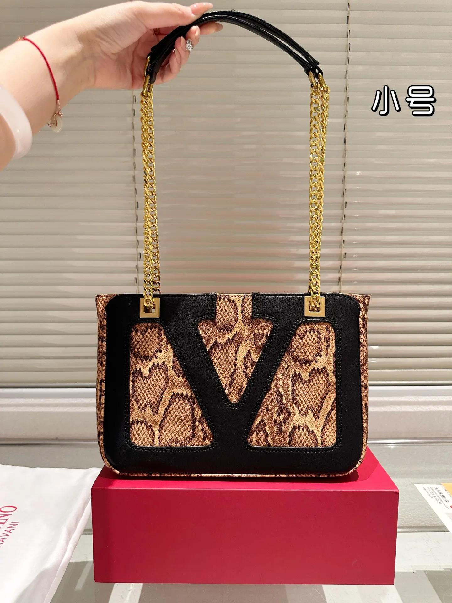 P370 Comes with gift box 🎁 Valentino VALENTINO Women’s Tote Bag Valentino Letter Bag Letter bag from Valentino. The new season has just arrived. Size 28.19