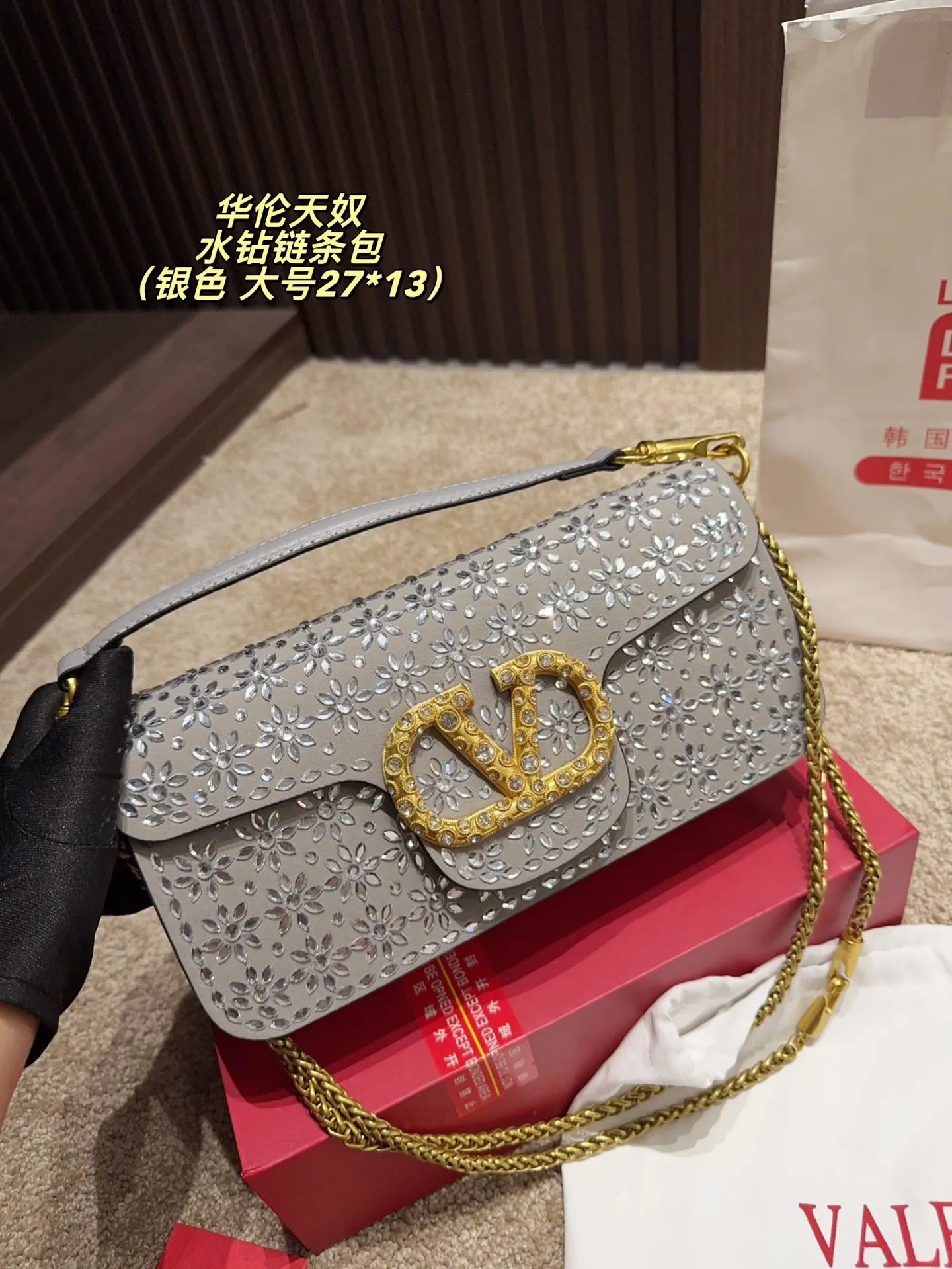 Large P400 comes with box⚠️size 27.13 Small P390 comes with box⚠️size 20.12 Valentino rhinestone chain bag Unlocks the fashion charm Can be salty or sweet The most beautiful girl on the street