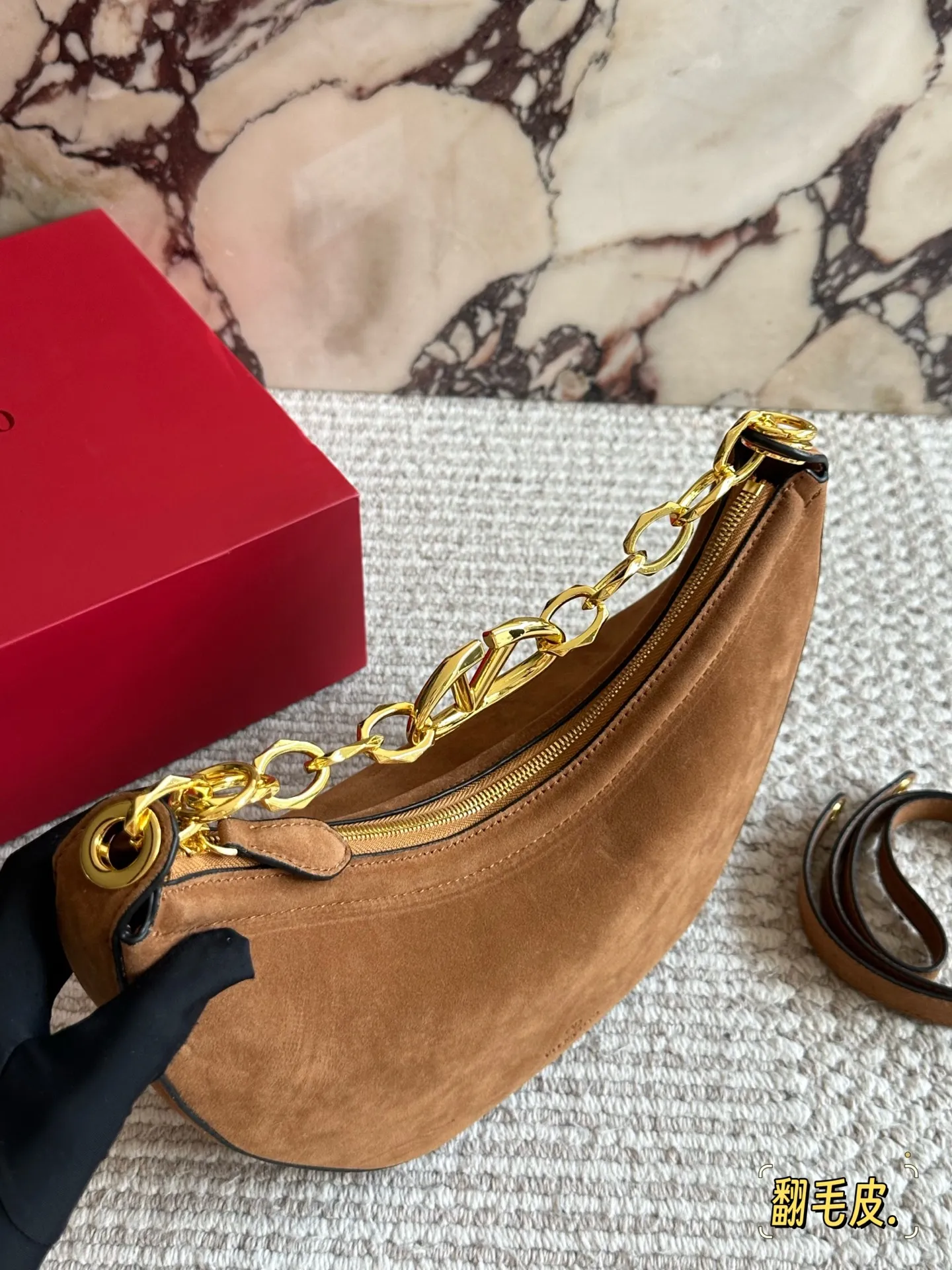 💰 400 Comes with box Suede size: 30 15cm Valentino New product! Who can resist this style? It’s totally okay to wear in spring, summer, autumn and winter~