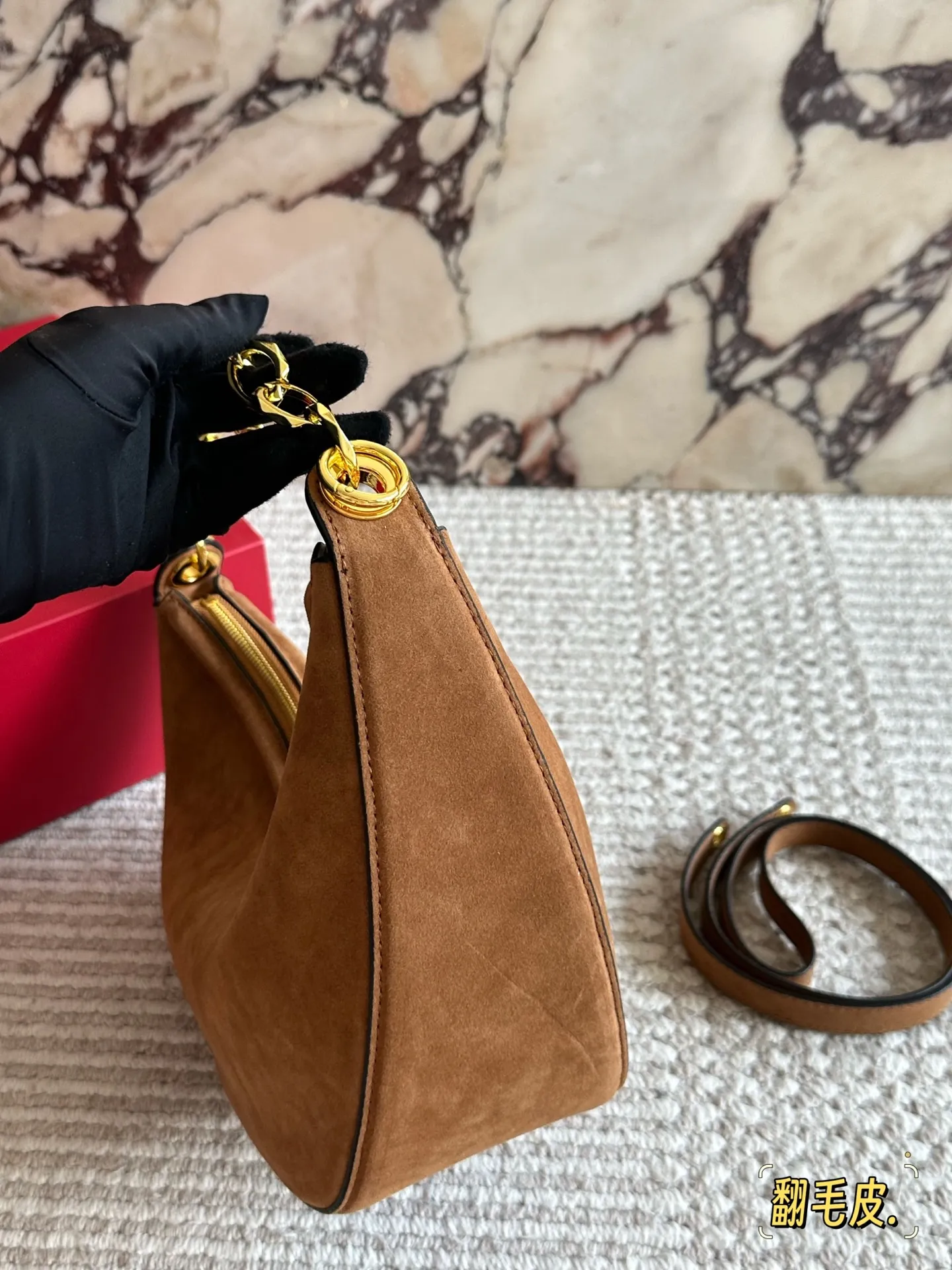💰 400 Comes with box Suede size: 30 15cm Valentino New product! Who can resist this style? It’s totally okay to wear in spring, summer, autumn and winter~