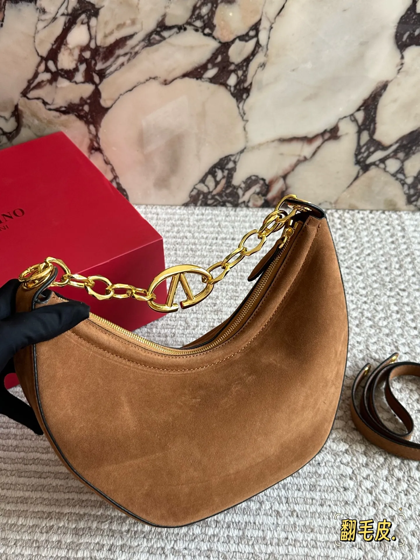 💰 400 Comes with box Suede size: 30 15cm Valentino New product! Who can resist this style? It’s totally okay to wear in spring, summer, autumn and winter~