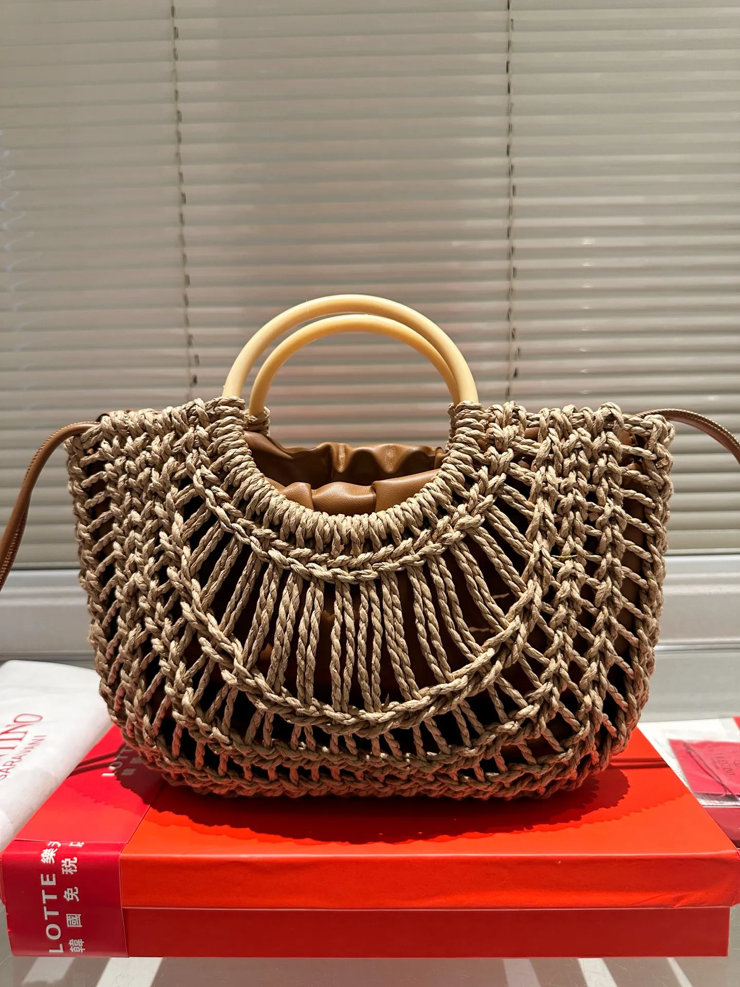 P380 Straw Valentino Valentino Loco A must-have for beautiful fairies and so pretty. Hand-held shoulder bag to unlock fashion charm. Salty or sweet. The most beautiful girl on the street. Size 32.22cm. Comes with folding gift box.