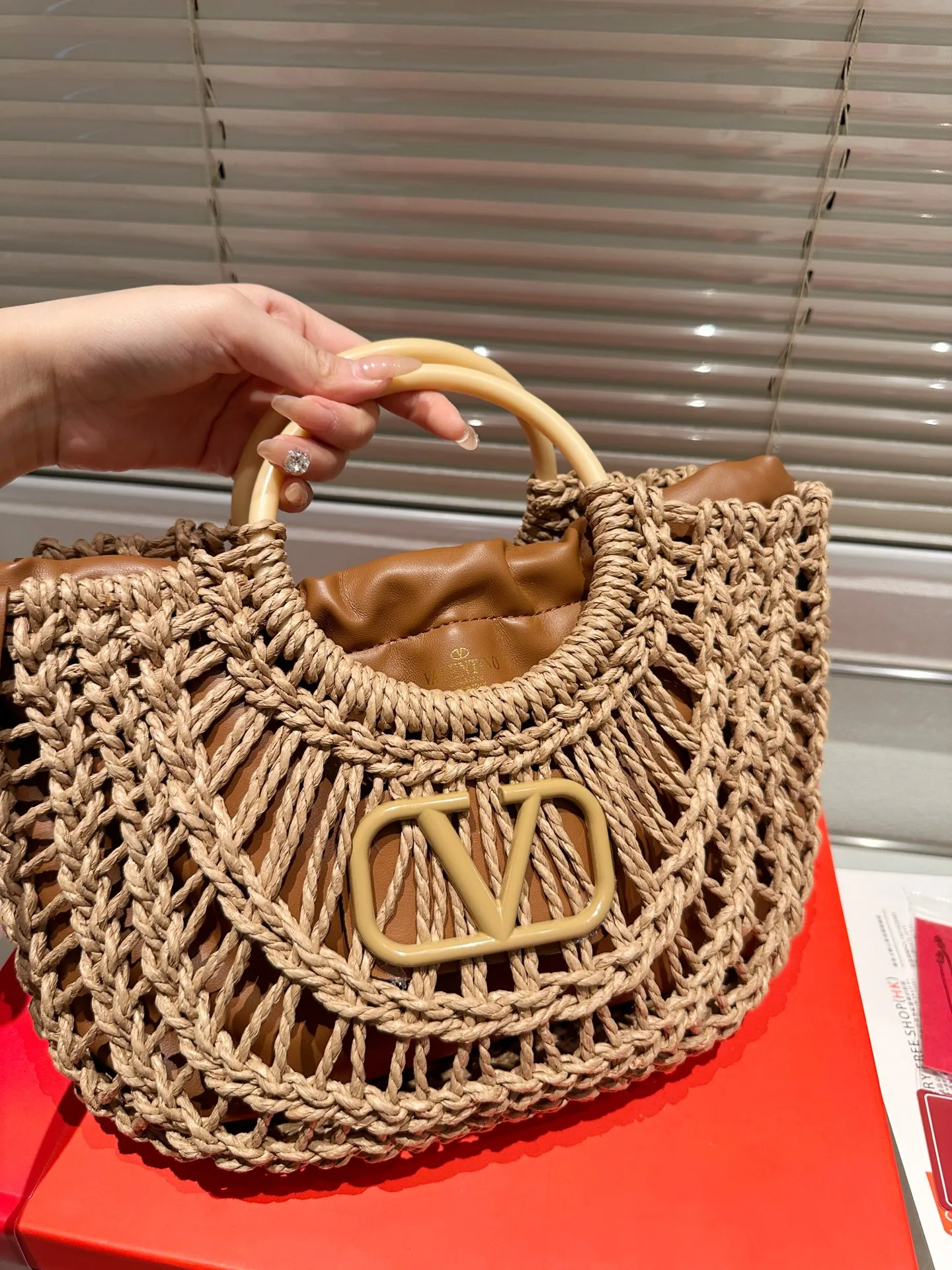 P380 Straw Valentino Valentino Loco A must-have for beautiful fairies and so pretty. Hand-held shoulder bag to unlock fashion charm. Salty or sweet. The most beautiful girl on the street. Size 32.22cm. Comes with folding gift box.