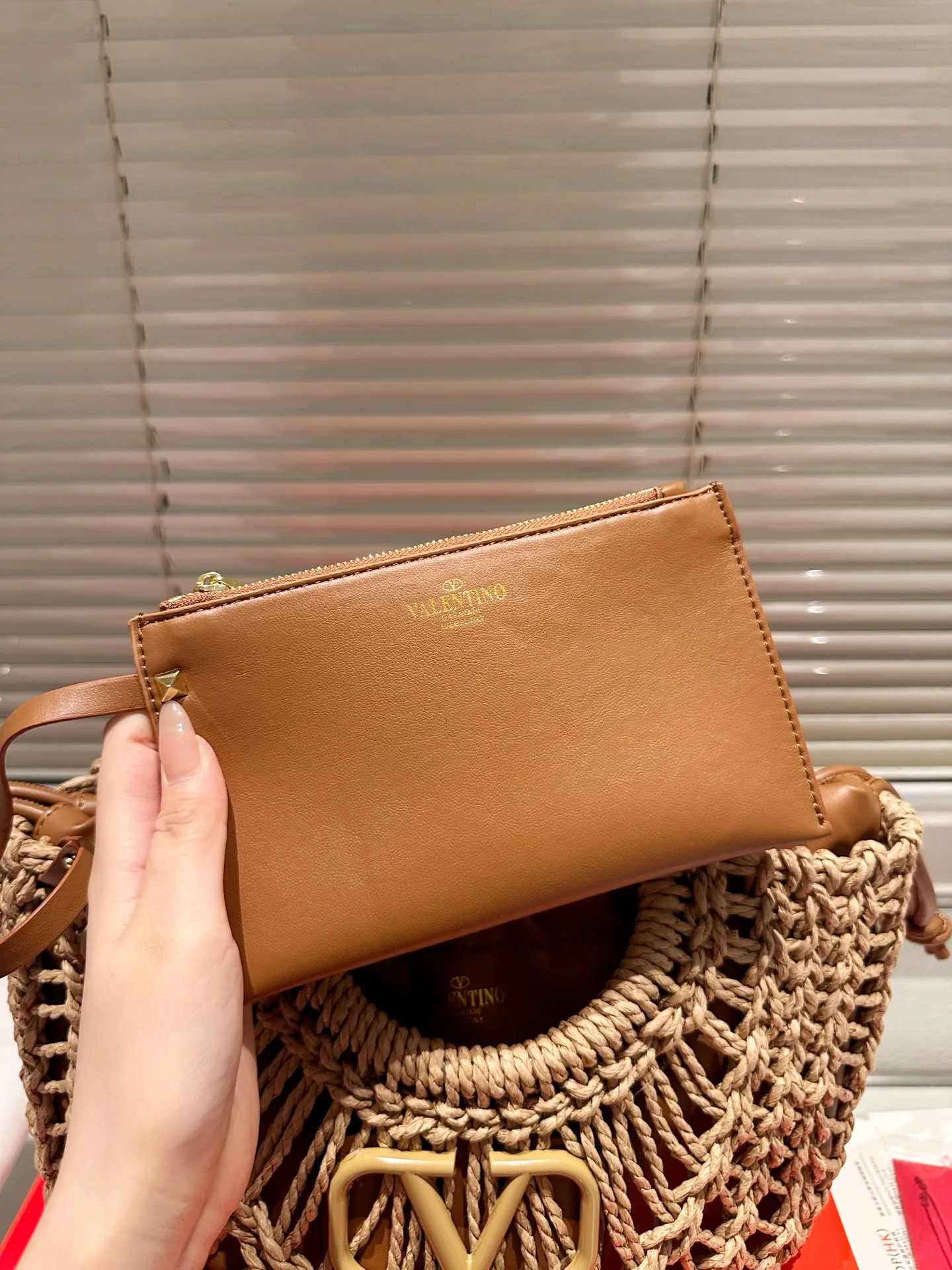 P380 Straw Valentino Valentino Loco A must-have for beautiful fairies and so pretty. Hand-held shoulder bag to unlock fashion charm. Salty or sweet. The most beautiful girl on the street. Size 32.22cm. Comes with folding gift box.