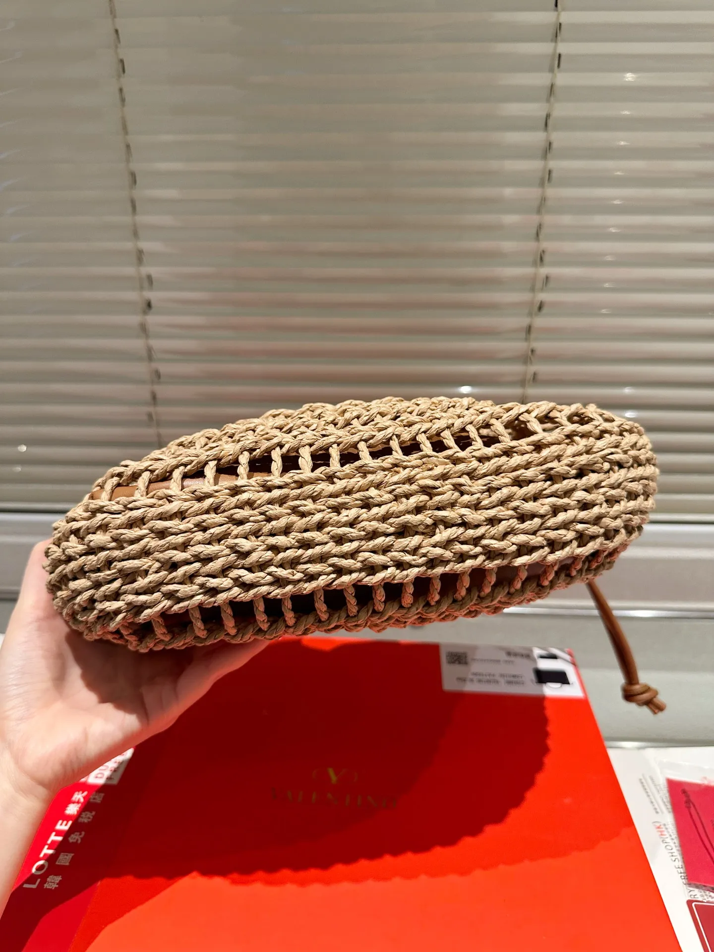 P380 Straw Valentino Valentino Loco A must-have for beautiful fairies and so pretty. Hand-held shoulder bag to unlock fashion charm. Salty or sweet. The most beautiful girl on the street. Size 32.22cm. Comes with folding gift box.
