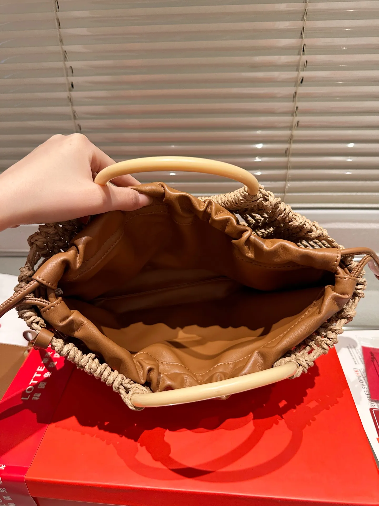 P380 Straw Valentino Valentino Loco A must-have for beautiful fairies and so pretty. Hand-held shoulder bag to unlock fashion charm. Salty or sweet. The most beautiful girl on the street. Size 32.22cm. Comes with folding gift box.