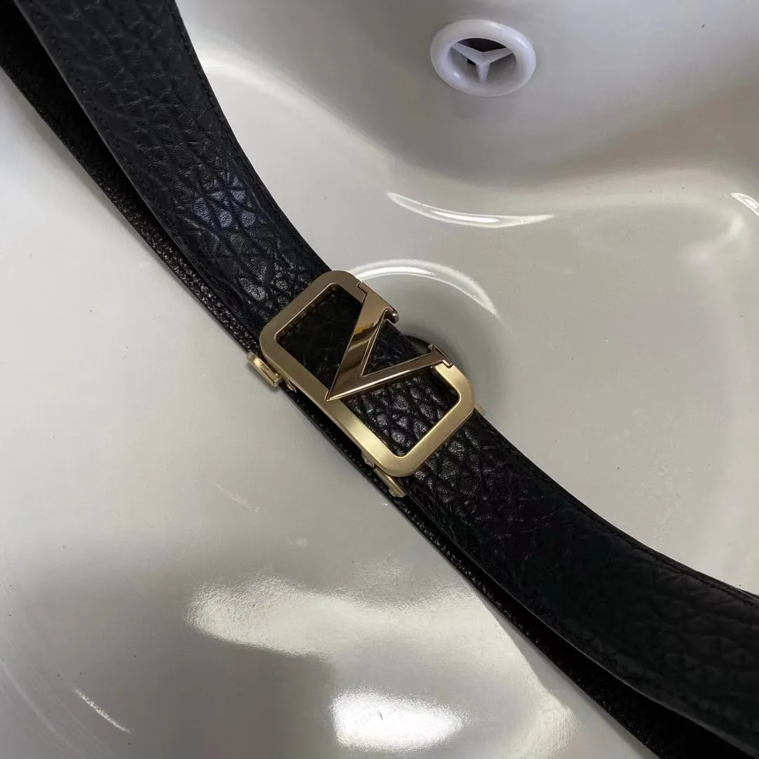 ✈️🇮🇹Brand: Valentino Valevtlo Guangzhou original buckle P160 ✈️🇮🇹Grade: 🚢Original private goods. Imported first-layer cowhide black bottom, sold at counters🈶️, comparable to the genuine product! Exquisite oil edges, computer stitching, soft hand feel. No modifications in real photos. The upper body effect is super good, and the length can be cut. Comes with a full set of packaging at the counter. The first choice for gift giving ✈️🇮🇹Button: Guangzhou original buckle hardware ✈️🇮🇹Length: 100-125cm 3.5cm specifications ✈️🇮🇹Color: black