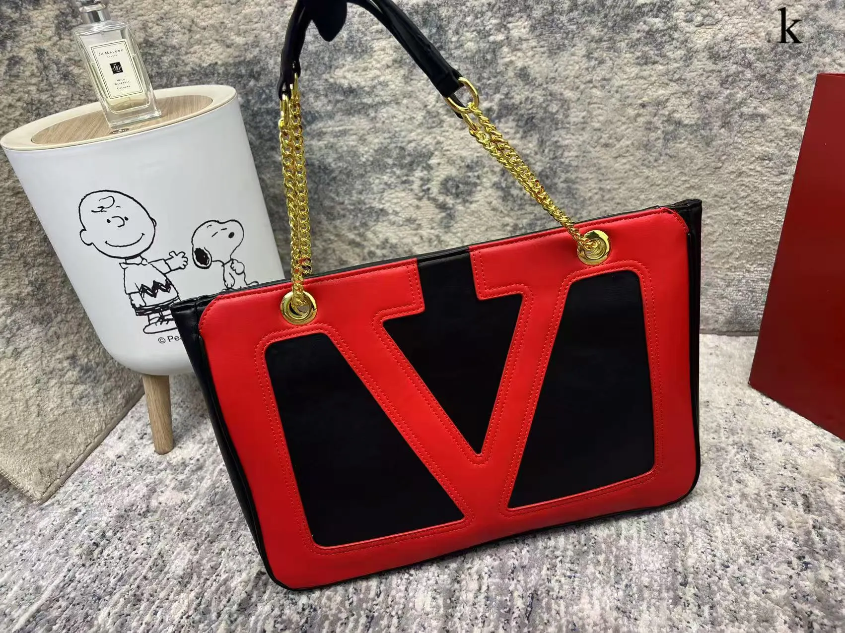 p280 Valentino Valentino ⚠️ Comes with box ⚠️ Size 37*26 VivaSuperstar meets your various needs. Its capacity is amazing. It looks flat, but it can hold a laptop. It breaks the shape of the traditional tote bag. It is made of soft lambskin, delicate and soft, and the bag body is light.