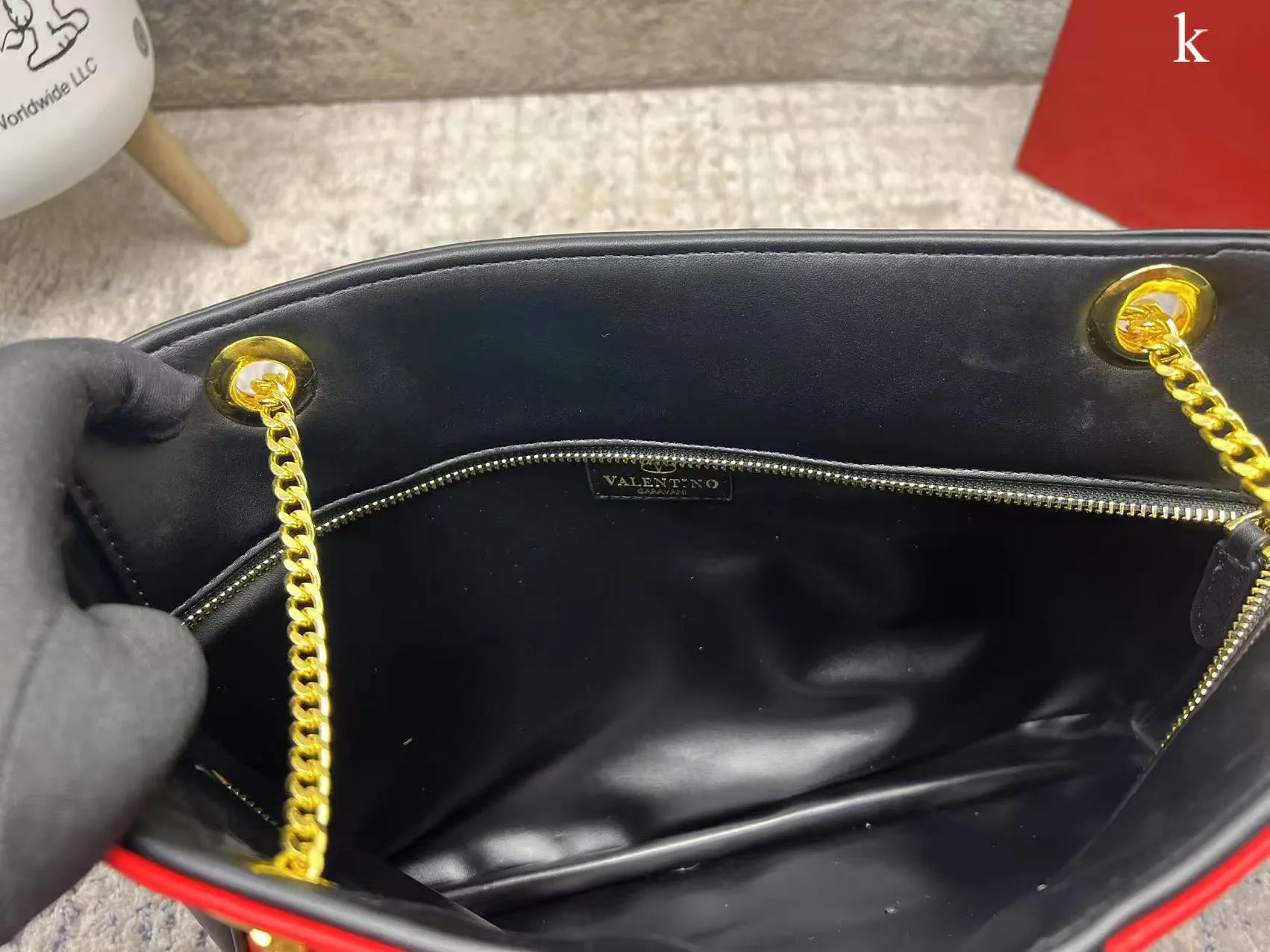 p280 Valentino Valentino ⚠️ Comes with box ⚠️ Size 37*26 VivaSuperstar meets your various needs. Its capacity is amazing. It looks flat, but it can hold a laptop. It breaks the shape of the traditional tote bag. It is made of soft lambskin, delicate and soft, and the bag body is light.