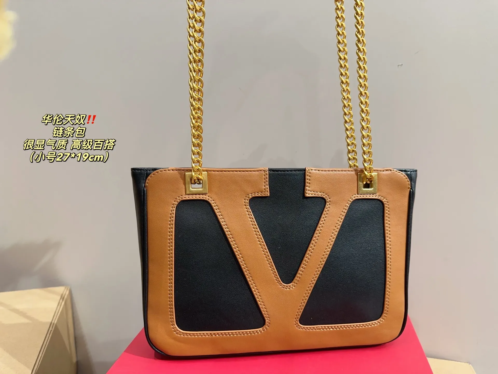Small P360 with folding box ⚠️Size 27.19 Valentino chain bag My sister is super invincible and loves Zimei! When I saw Zimei wearing this one, I immediately took it off for her! The chain bag really shows off your temperament. I can already imagine how elegant it would look when paired with a dress~ It can be worn cross-body or carried under the armpit, which is very convenient!