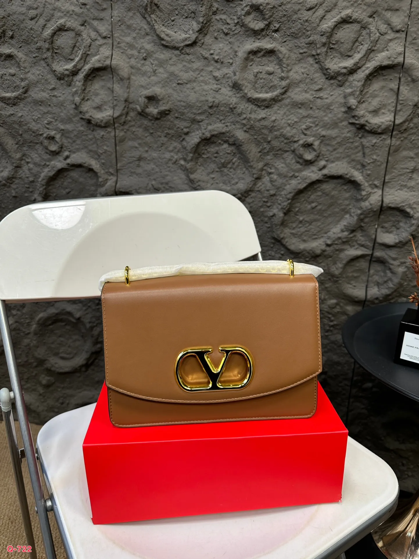 💰290💰300 Comes with folding box. Size 20.13/24.16cm. Valentino shoulder bag, camera bag. It’s fashionable and easy to match. It doesn’t look old-fashioned and is easy to match. And Dan’s beauty and temperament bonus is so high~ I love this calmness and elegance.