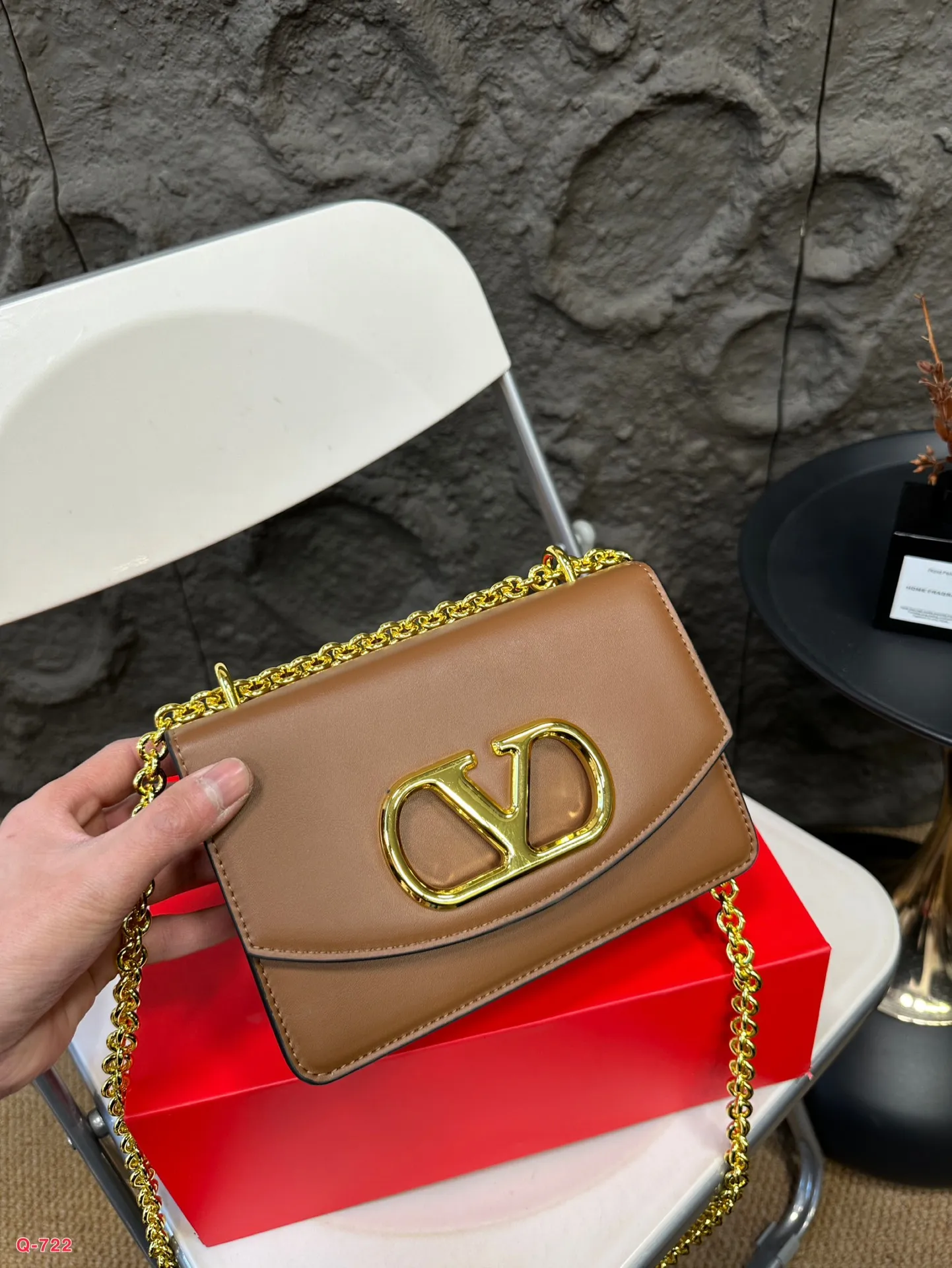 💰290💰300 Comes with folding box. Size 20.13/24.16cm. Valentino shoulder bag, camera bag. It’s fashionable and easy to match. It doesn’t look old-fashioned and is easy to match. And Dan’s beauty and temperament bonus is so high~ I love this calmness and elegance.