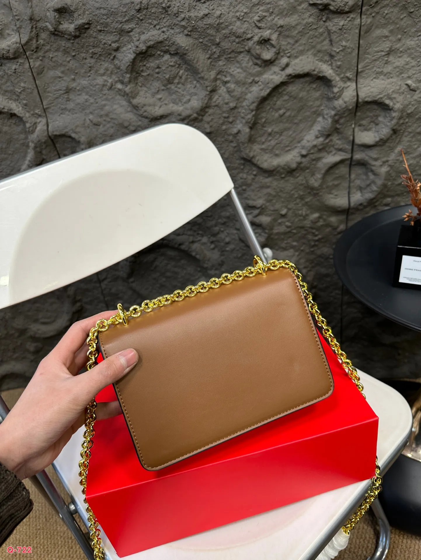 💰290💰300 Comes with folding box. Size 20.13/24.16cm. Valentino shoulder bag, camera bag. It’s fashionable and easy to match. It doesn’t look old-fashioned and is easy to match. And Dan’s beauty and temperament bonus is so high~ I love this calmness and elegance.
