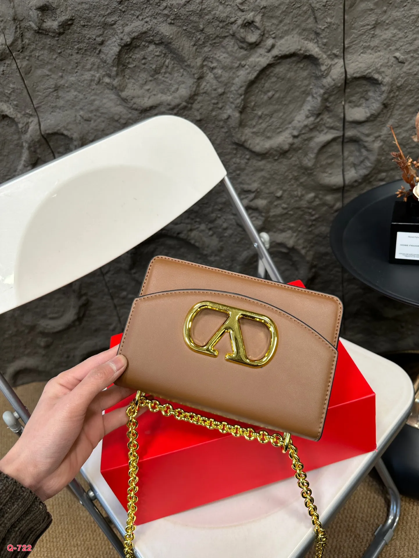 💰290💰300 Comes with folding box. Size 20.13/24.16cm. Valentino shoulder bag, camera bag. It’s fashionable and easy to match. It doesn’t look old-fashioned and is easy to match. And Dan’s beauty and temperament bonus is so high~ I love this calmness and elegance.
