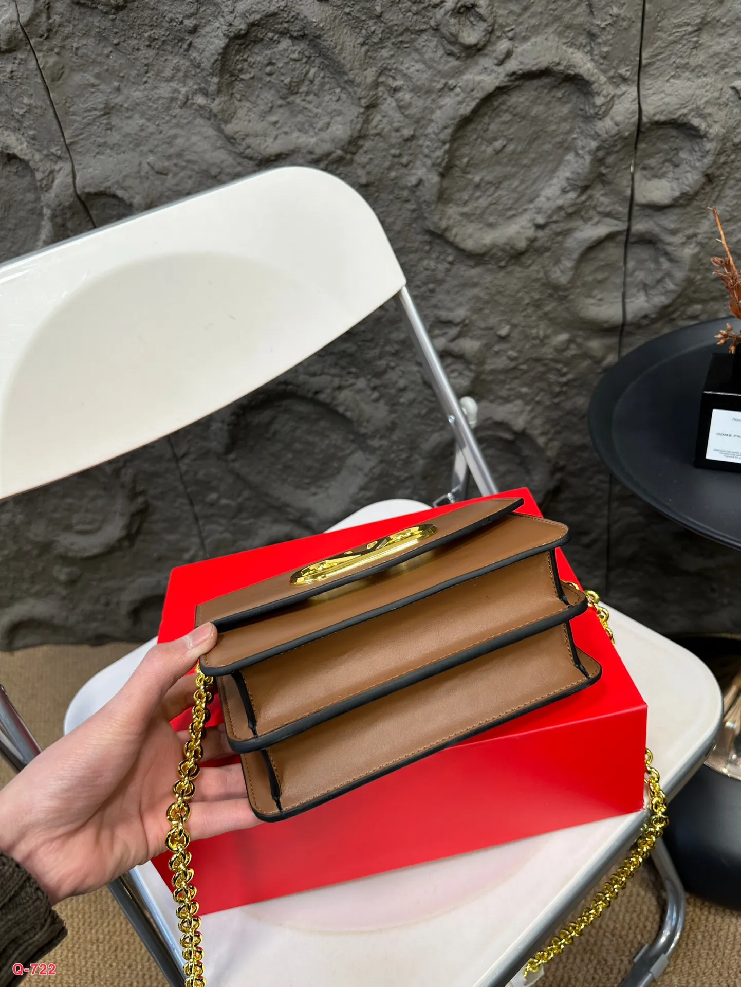 💰290💰300 Comes with folding box. Size 20.13/24.16cm. Valentino shoulder bag, camera bag. It’s fashionable and easy to match. It doesn’t look old-fashioned and is easy to match. And Dan’s beauty and temperament bonus is so high~ I love this calmness and elegance.