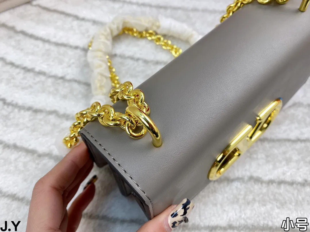 p310/p300 Folding box 🎁 Valentino Vain series handbags~ A versatile bag that can be sweet or salty, casual or business, magnetic opening and closing, practical capacity, exquisite and noble, elegant and timeless! Size: 24*16/19.5*13