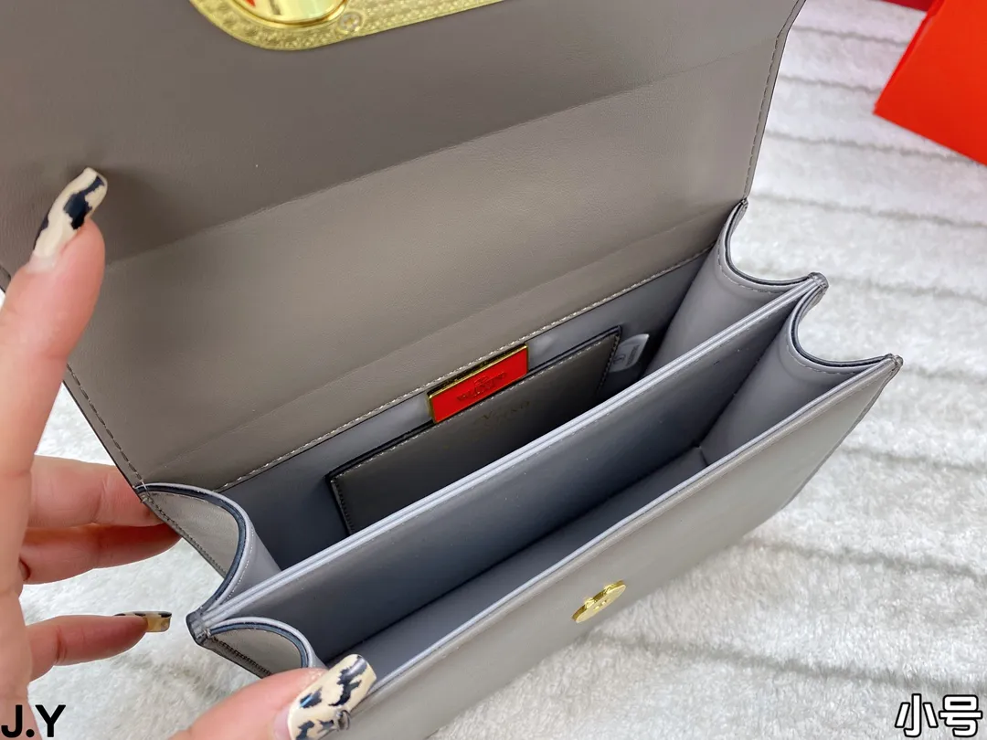 p310/p300 Folding box 🎁 Valentino Vain series handbags~ A versatile bag that can be sweet or salty, casual or business, magnetic opening and closing, practical capacity, exquisite and noble, elegant and timeless! Size: 24*16/19.5*13