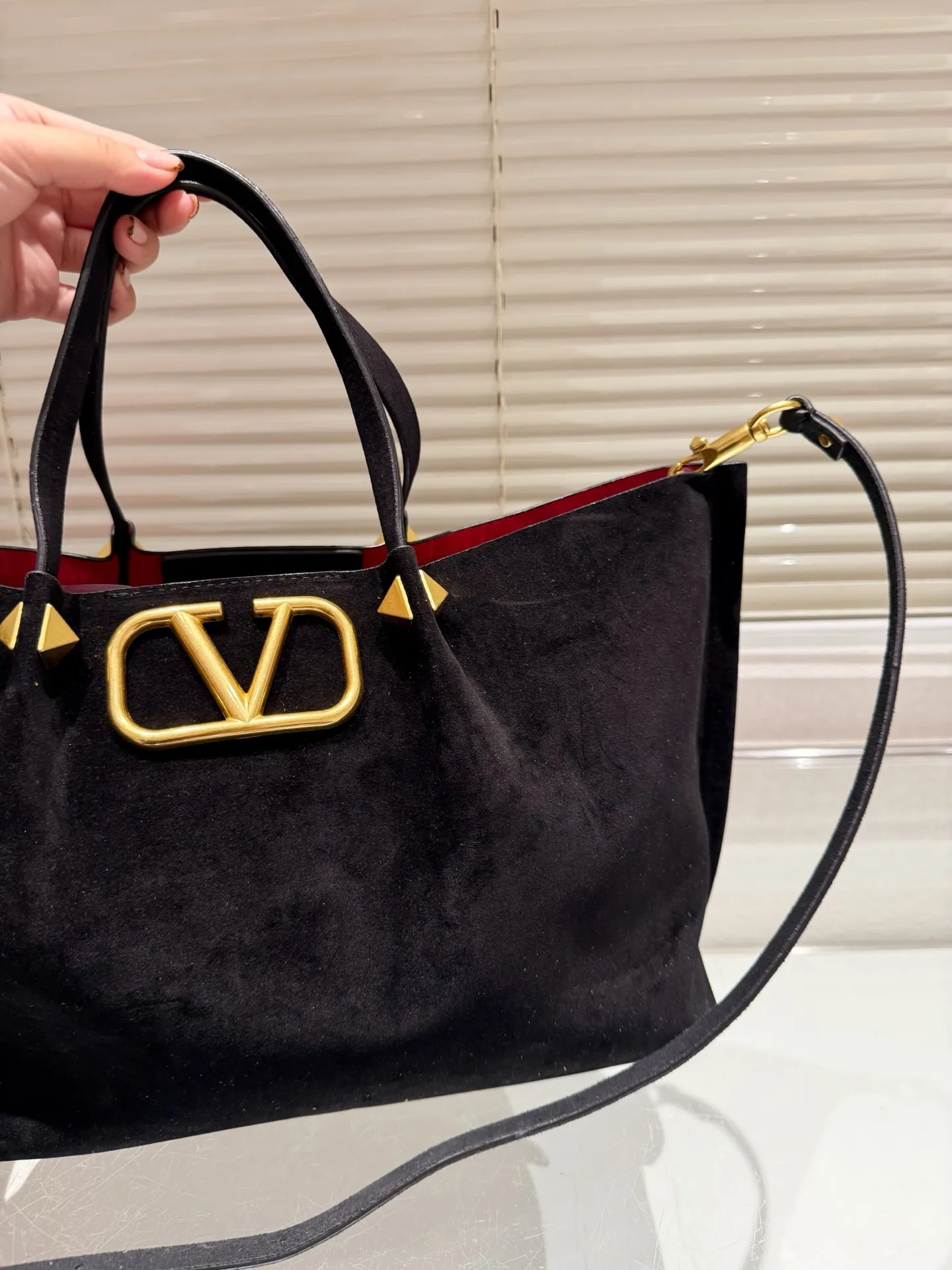 P390⚠️Suede size 37.24 Valentino handbag can be worn across the body. It has a retro feel. It is high-end yet elegant. It has a great sense of atmosphere. It can be worn for commuting, leisure and dating.