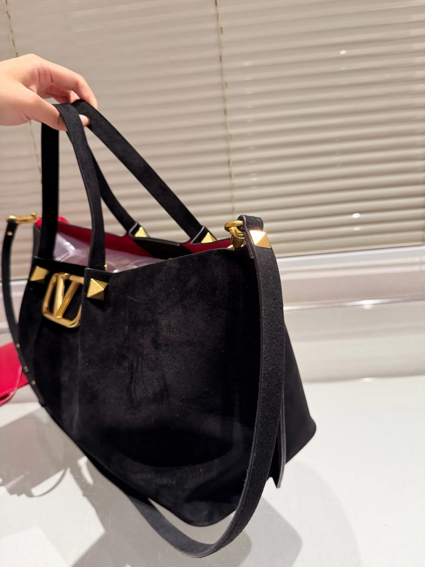 P390⚠️Suede size 37.24 Valentino handbag can be worn across the body. It has a retro feel. It is high-end yet elegant. It has a great sense of atmosphere. It can be worn for commuting, leisure and dating.