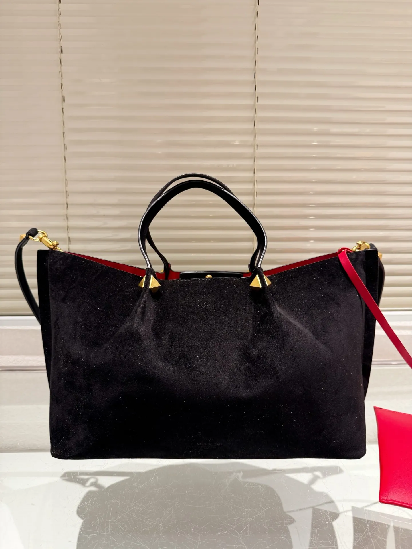 P390⚠️Suede size 37.24 Valentino handbag can be worn across the body. It has a retro feel. It is high-end yet elegant. It has a great sense of atmosphere. It can be worn for commuting, leisure and dating.