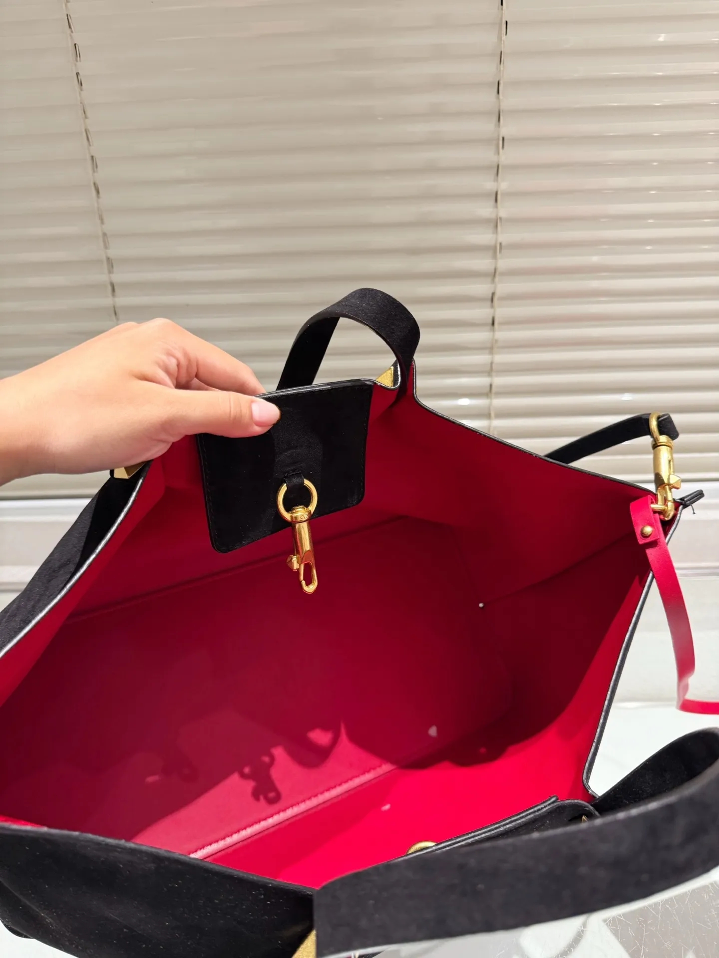 P390⚠️Suede size 37.24 Valentino handbag can be worn across the body. It has a retro feel. It is high-end yet elegant. It has a great sense of atmosphere. It can be worn for commuting, leisure and dating.