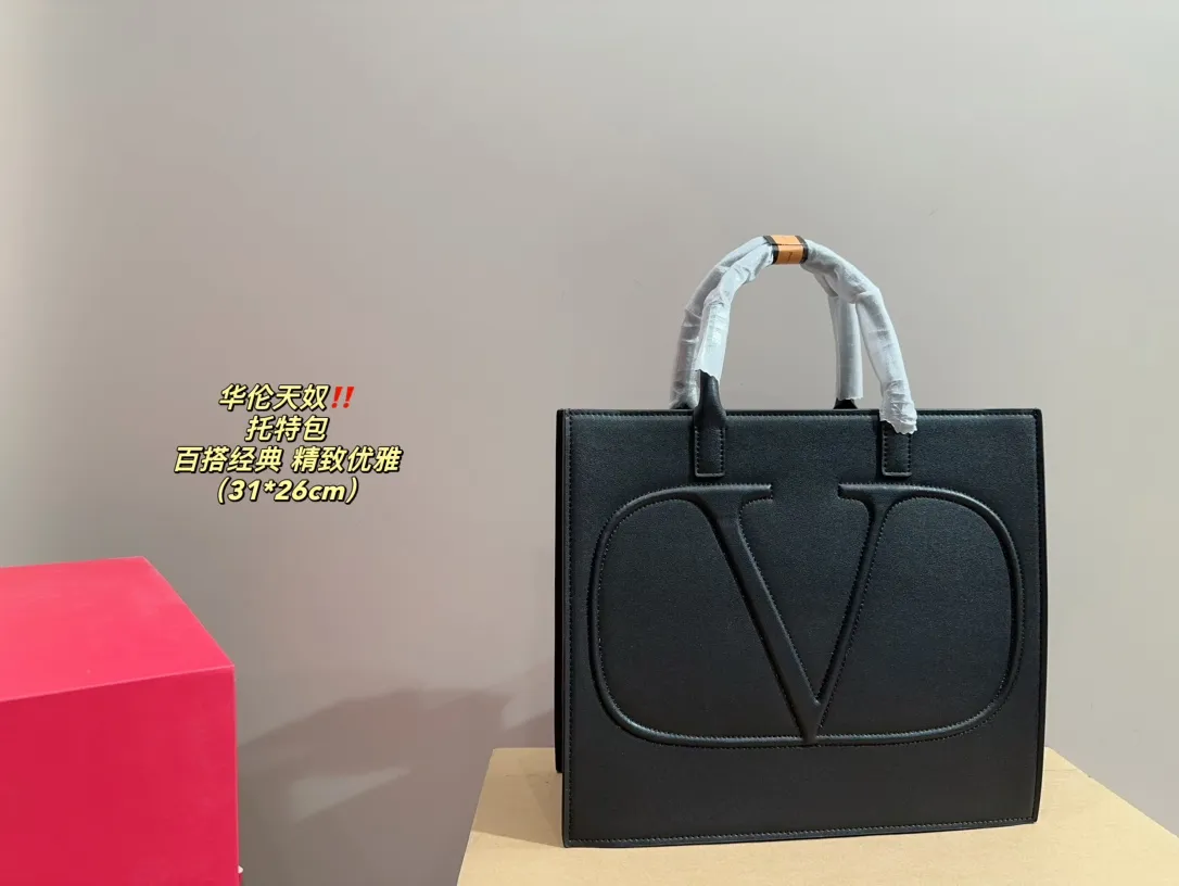P370 comes with folding box ⚠️Size 31.26 Valentino tote bag, versatile and classic, exquisite one, really super invincible and cute, full of fairy spirit, a must-have for girls every day