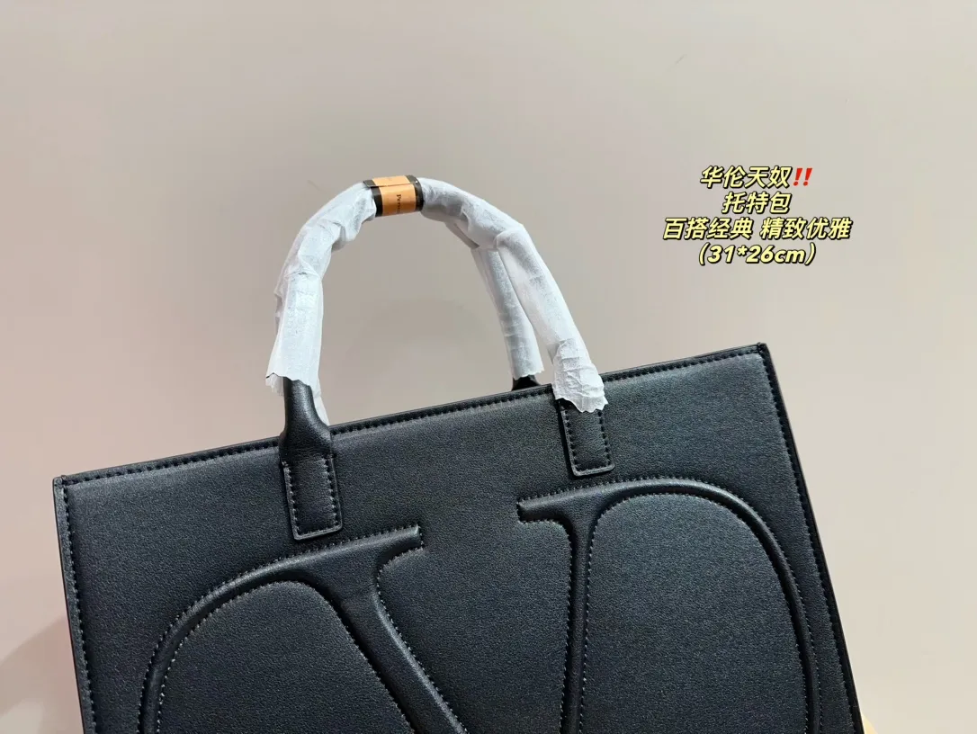 P370 comes with folding box ⚠️Size 31.26 Valentino tote bag, versatile and classic, exquisite one, really super invincible and cute, full of fairy spirit, a must-have for girls every day