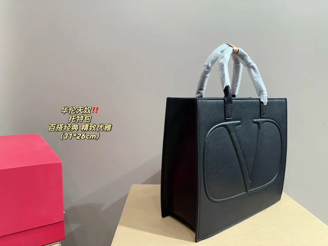 P370 comes with folding box ⚠️Size 31.26 Valentino tote bag, versatile and classic, exquisite one, really super invincible and cute, full of fairy spirit, a must-have for girls every day