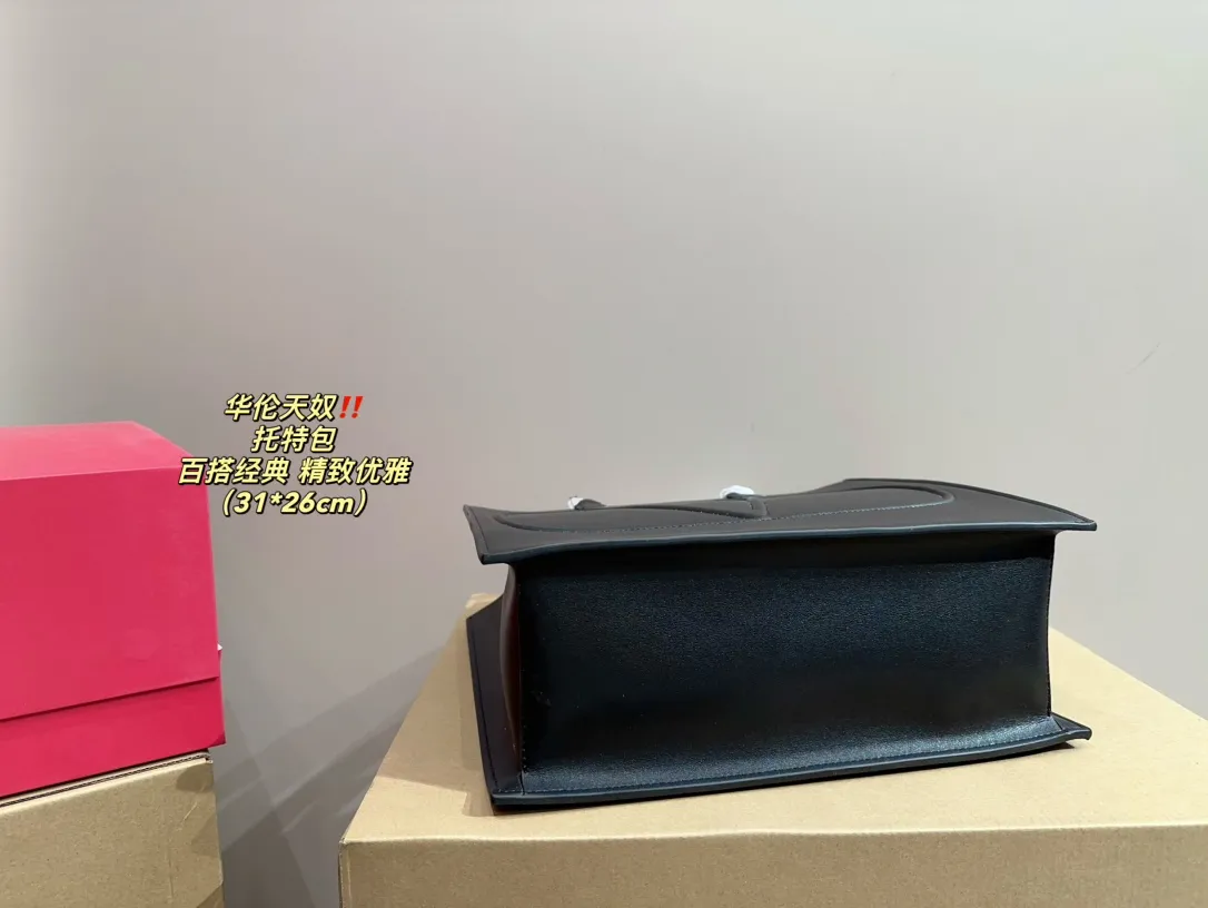 P370 comes with folding box ⚠️Size 31.26 Valentino tote bag, versatile and classic, exquisite one, really super invincible and cute, full of fairy spirit, a must-have for girls every day