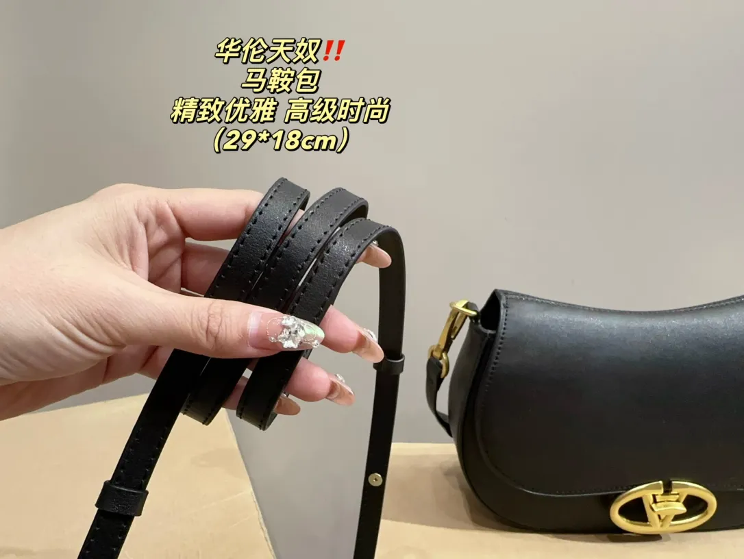 P330 comes with folding box ⚠️Size 29.18 Valentino Saddle Bag Comfortable and sophisticated at the same time Simple and elegant yet discreet Easily create an elegant commuting outfit