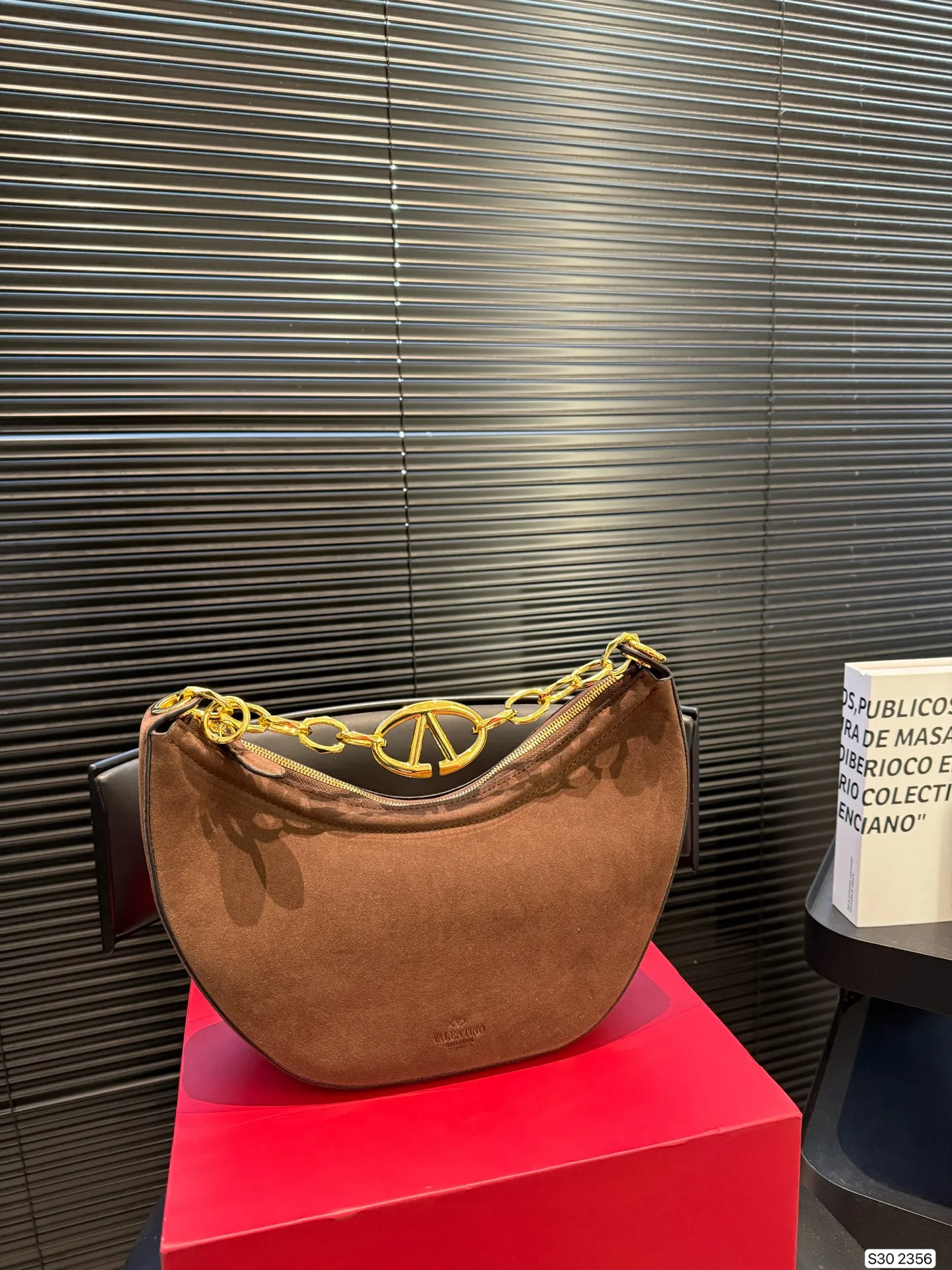 P400 with folding box Valentino has a retro feel, high-end yet elegant, super atmospheric, suitable for commuting, casual, and dating. Size 20 15 Item No. 2356