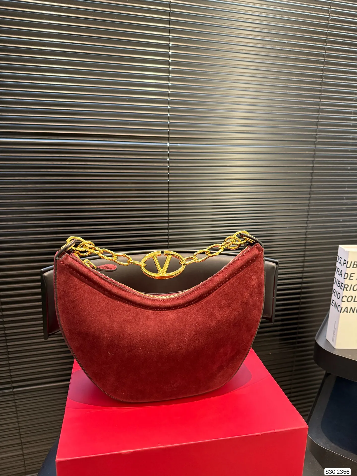 P400 with folding box Valentino has a retro feel, high-end yet elegant, super atmospheric, suitable for commuting, casual, and dating. Size 20 15 Item No. 2356