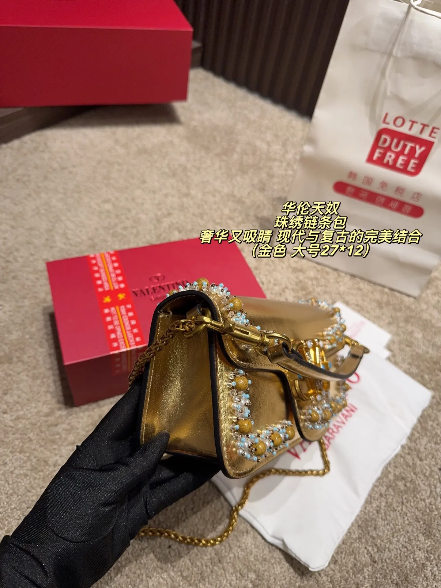 Large P410 with folding box⚠️Size 27*12 Small P400 with folding box⚠️Size 20*11 Valentino Valentino beaded embroidered chain bag Unlocks fashion charm Can be salty or sweet The most beautiful girl on the street